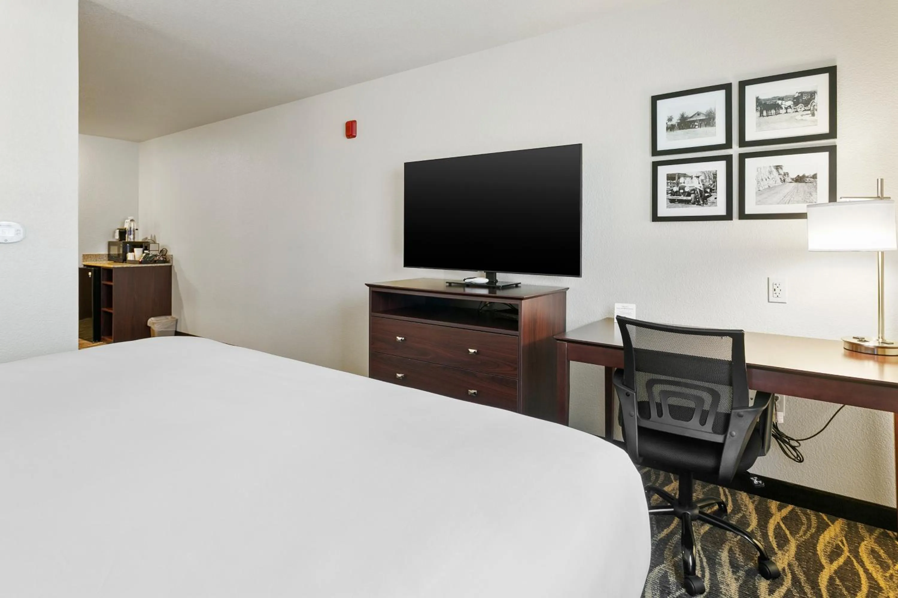 Bed in Cobblestone Hotel & Suites - Wickenburg