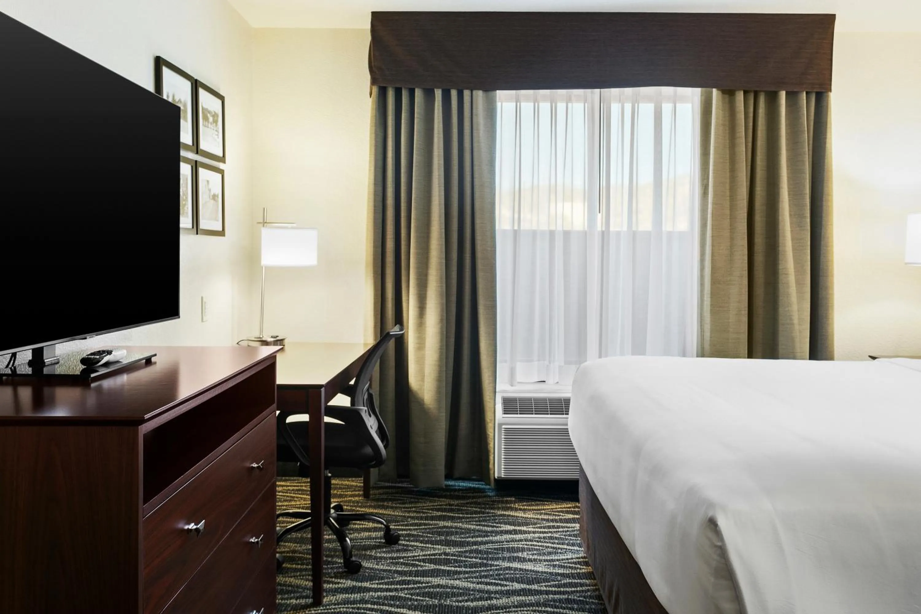 Bed in Cobblestone Hotel & Suites - Wickenburg