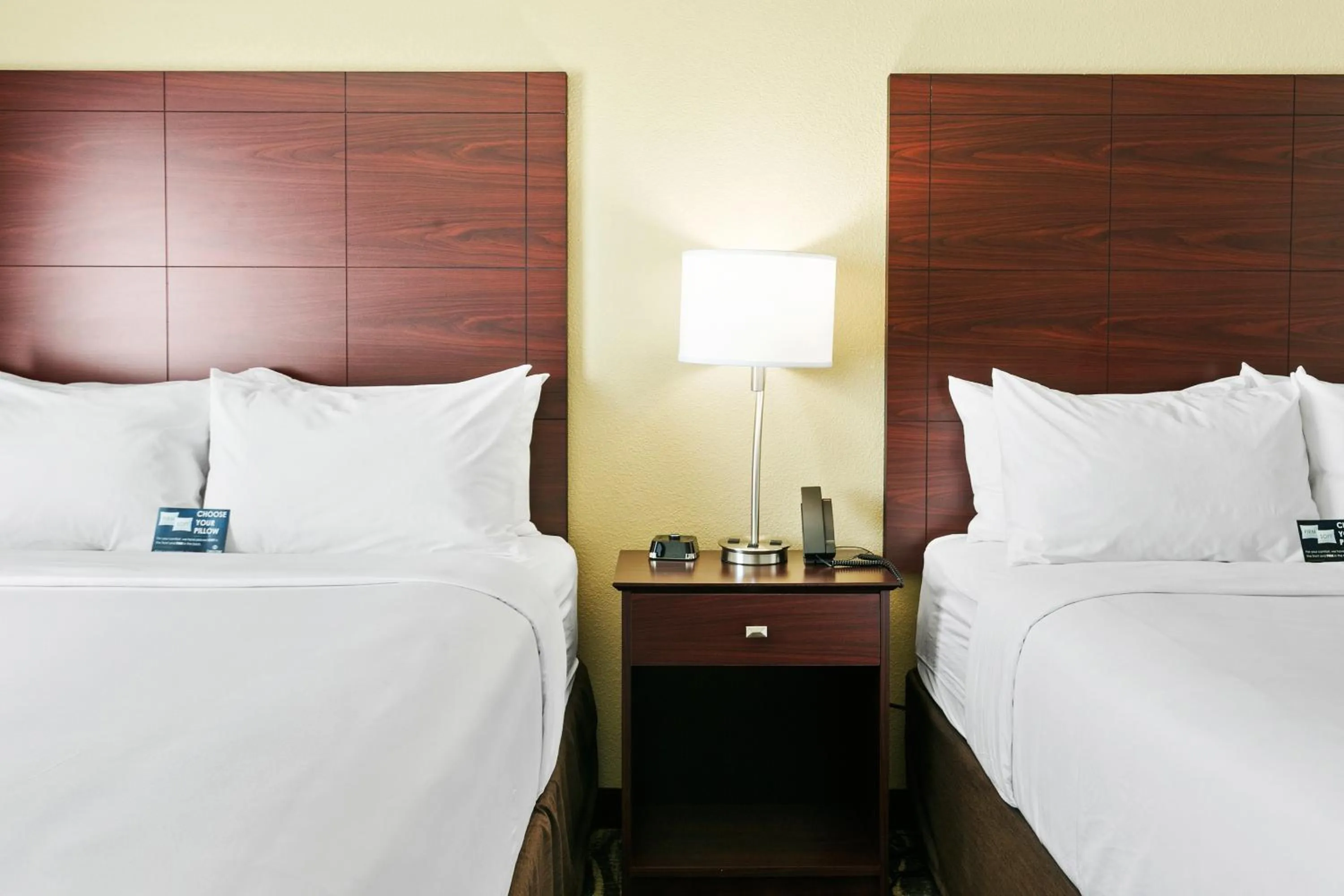 Bed in Cobblestone Hotel & Suites - Wickenburg