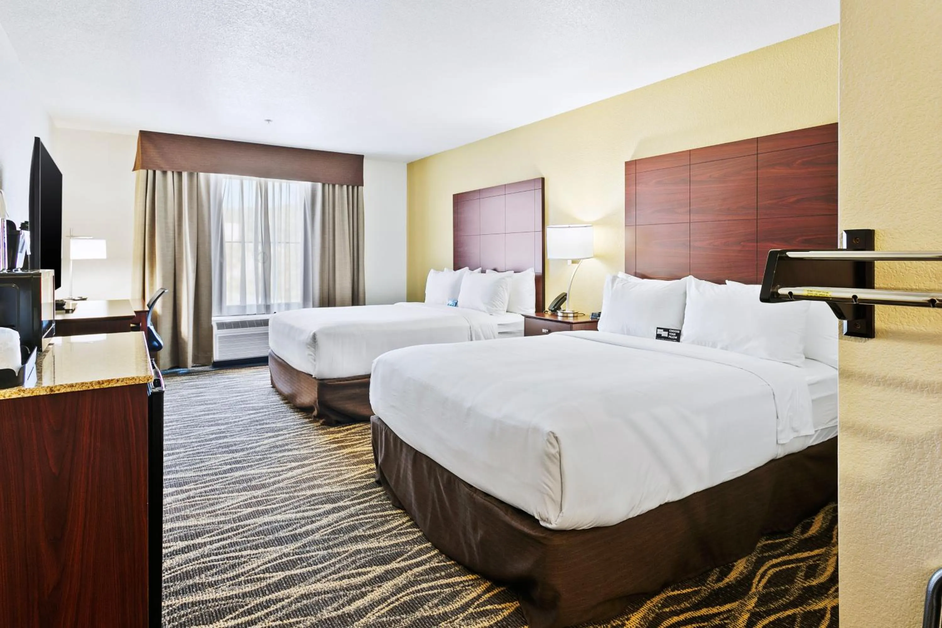 Bed in Cobblestone Hotel & Suites - Wickenburg