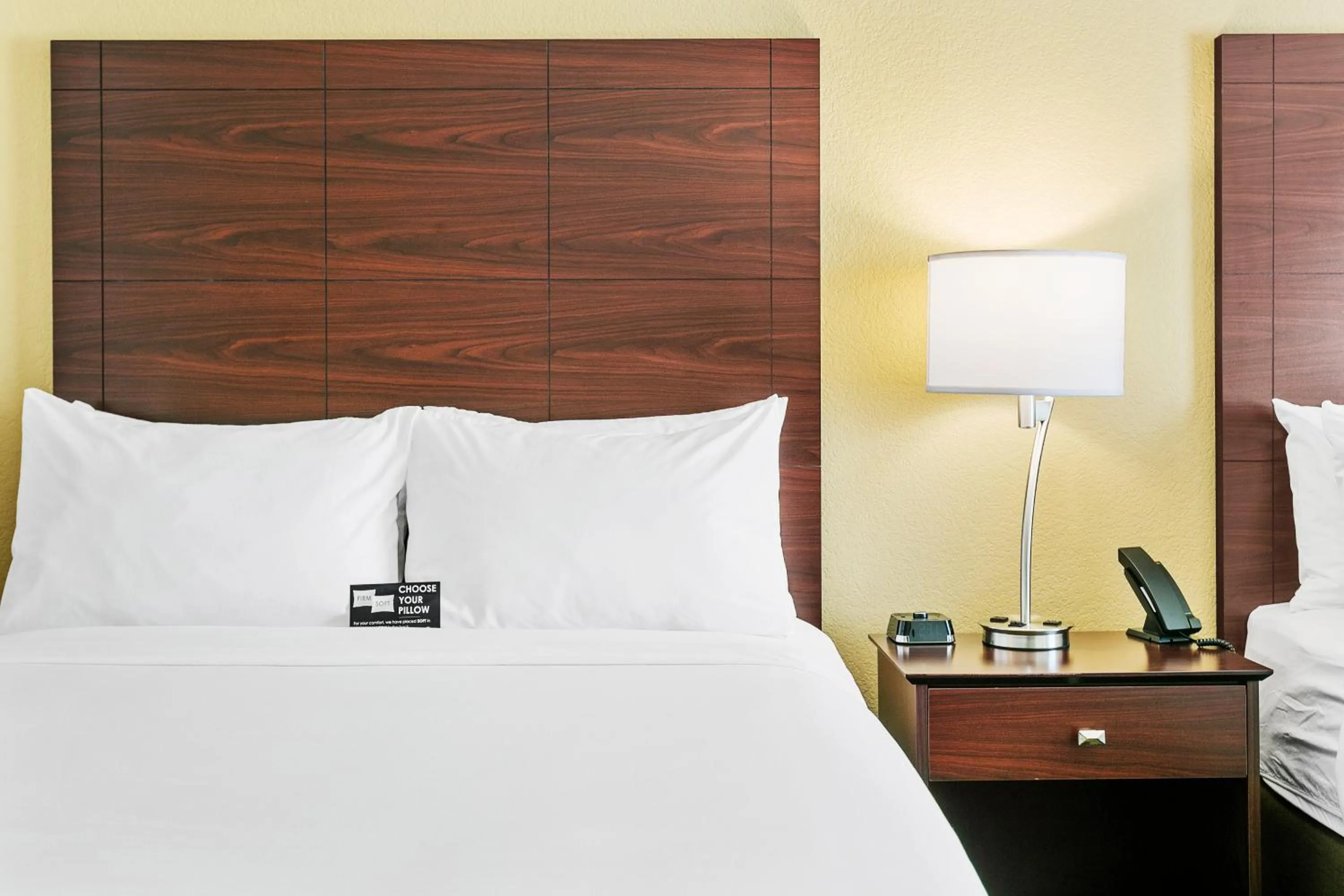 Bed in Cobblestone Hotel & Suites - Wickenburg