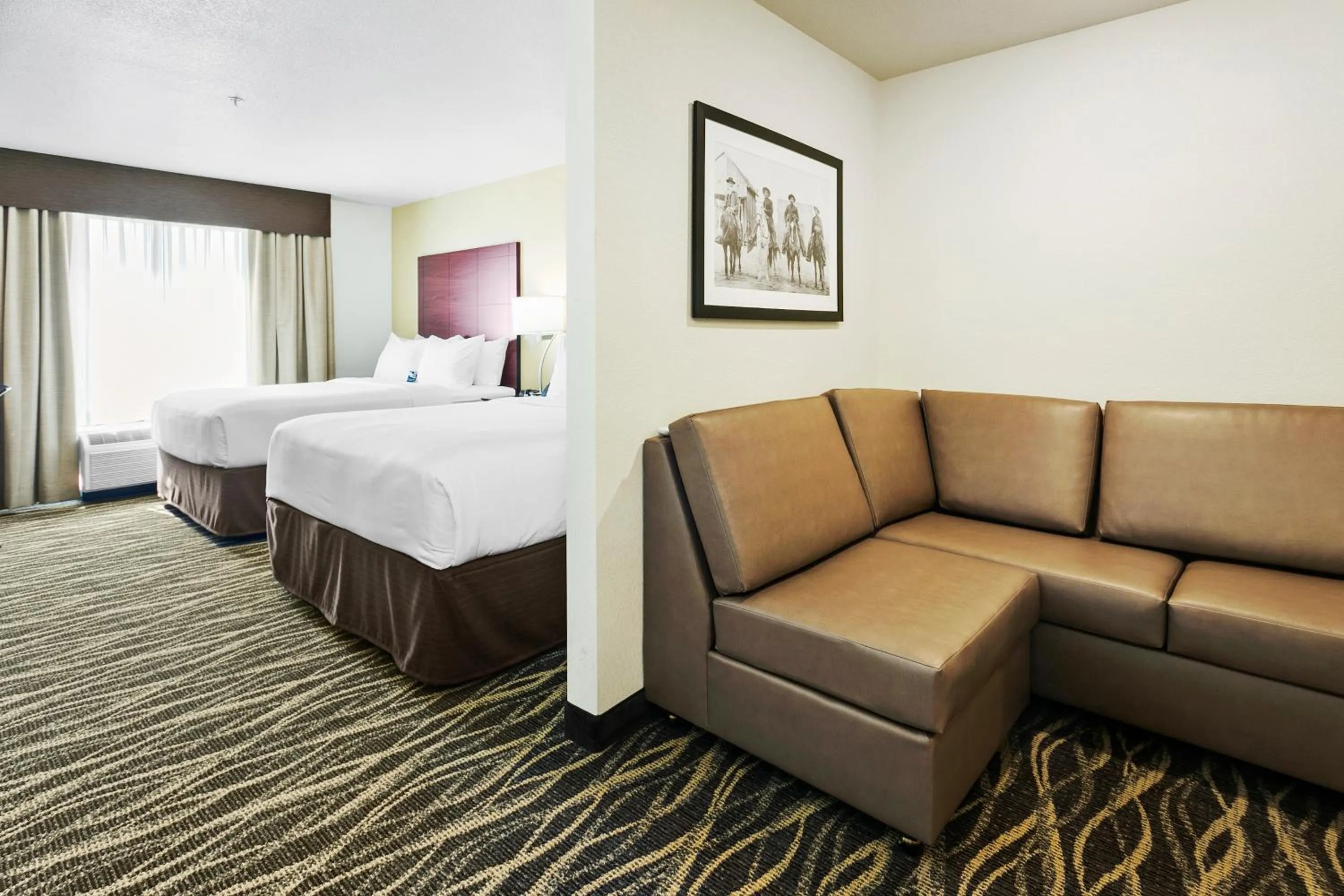 Bed in Cobblestone Hotel & Suites - Wickenburg