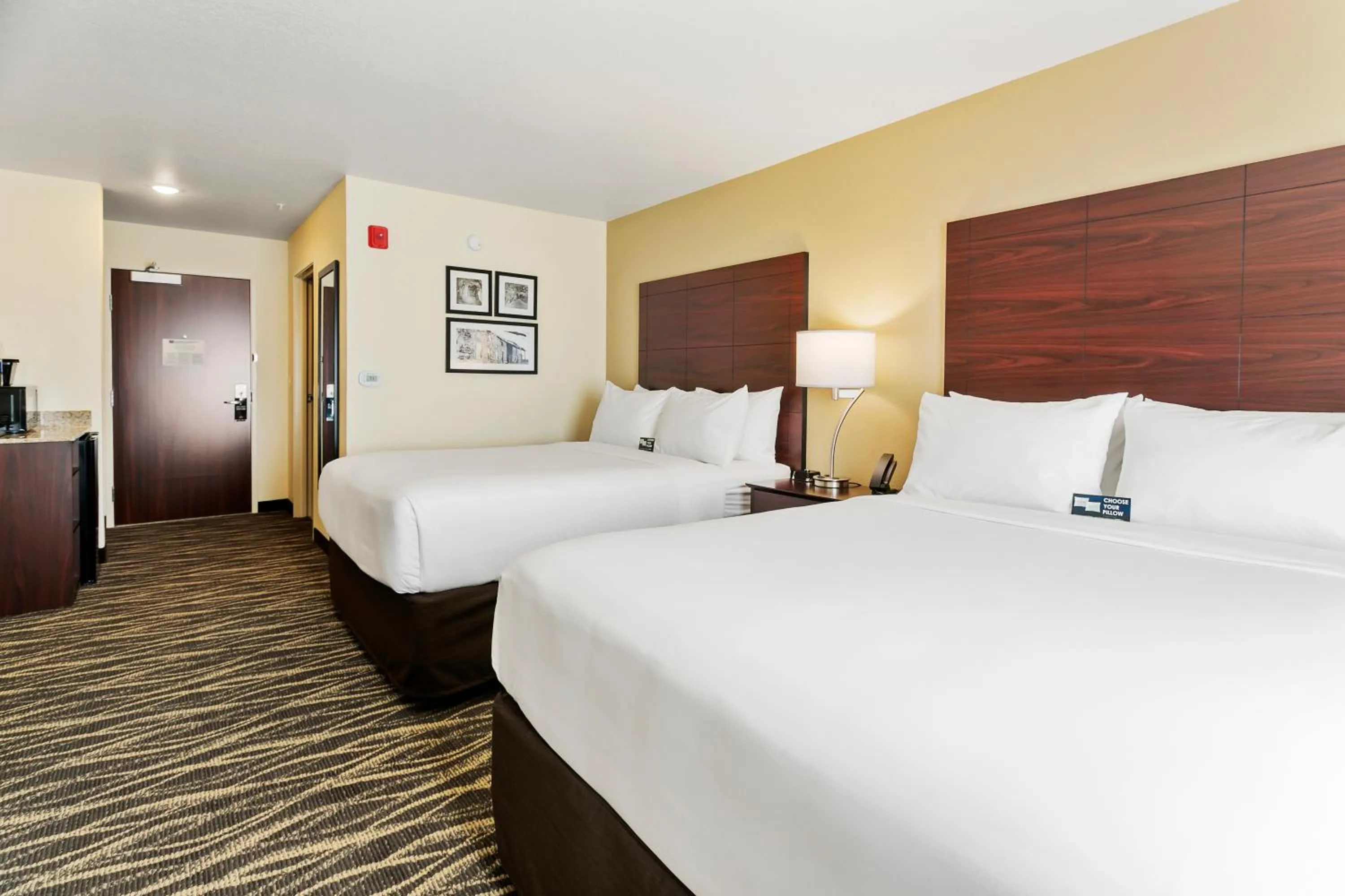 Bed in Cobblestone Hotel & Suites - Wickenburg