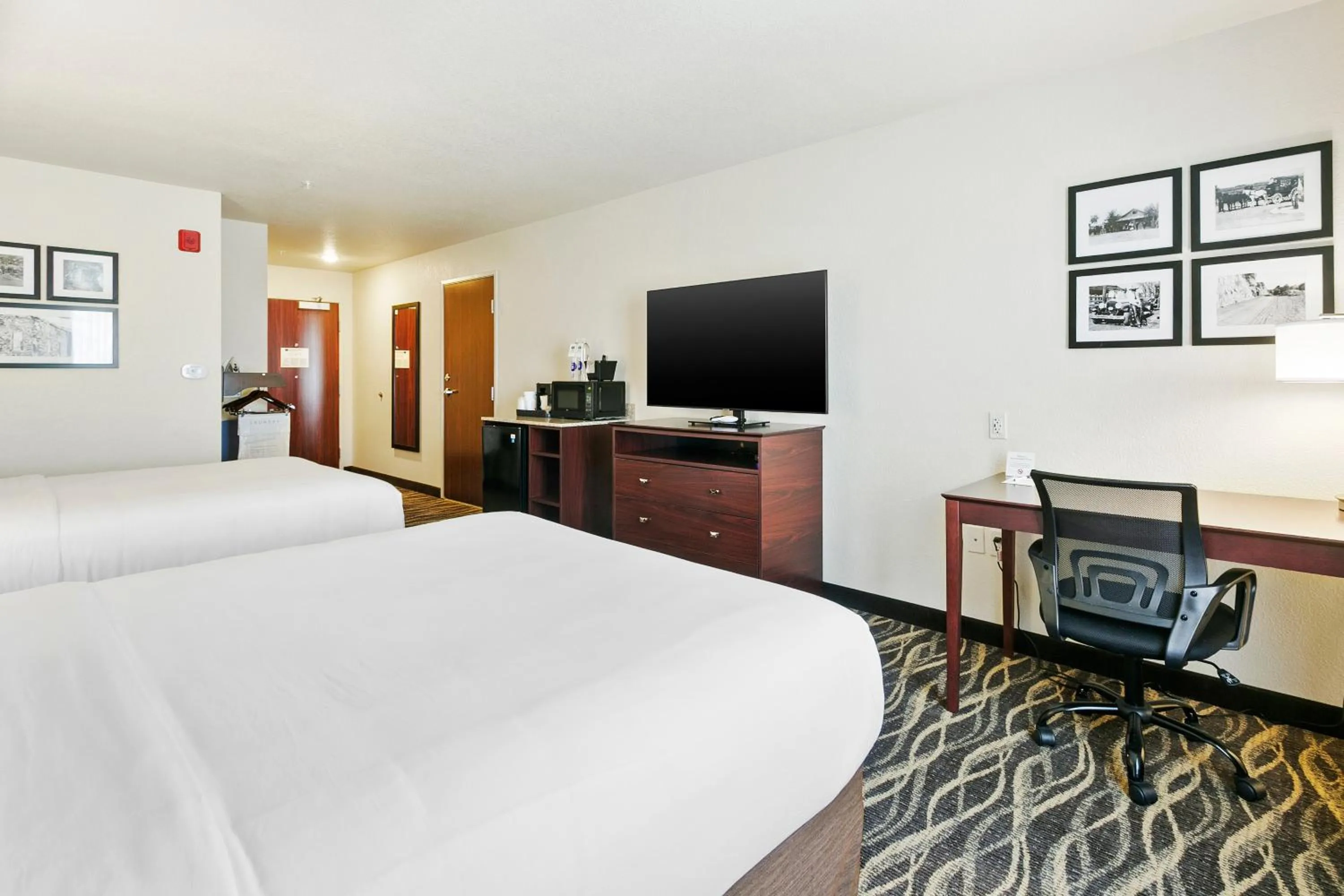 Bed in Cobblestone Hotel & Suites - Wickenburg
