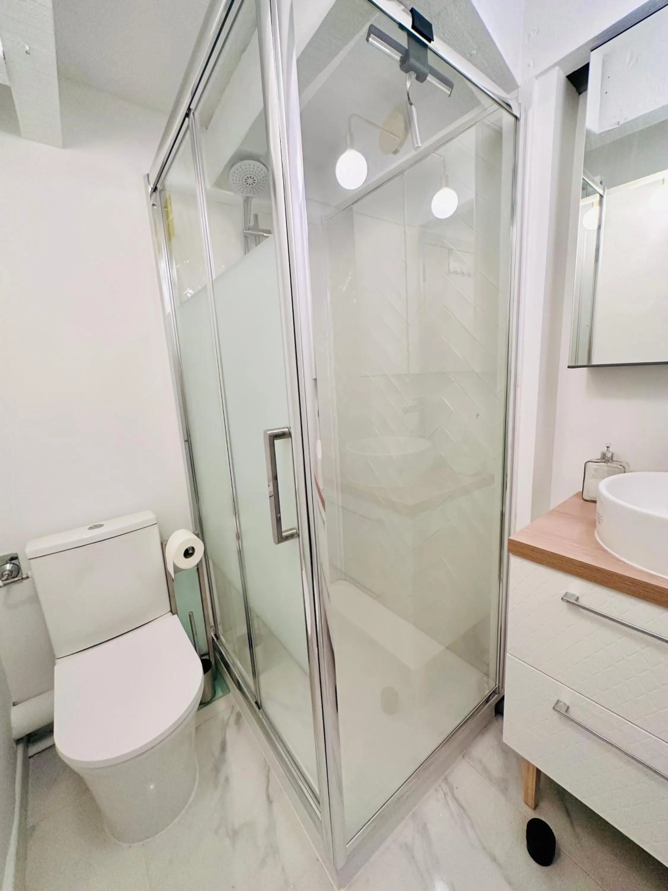 Shower in Duplex à 2 min des arènes et de la maison carrée