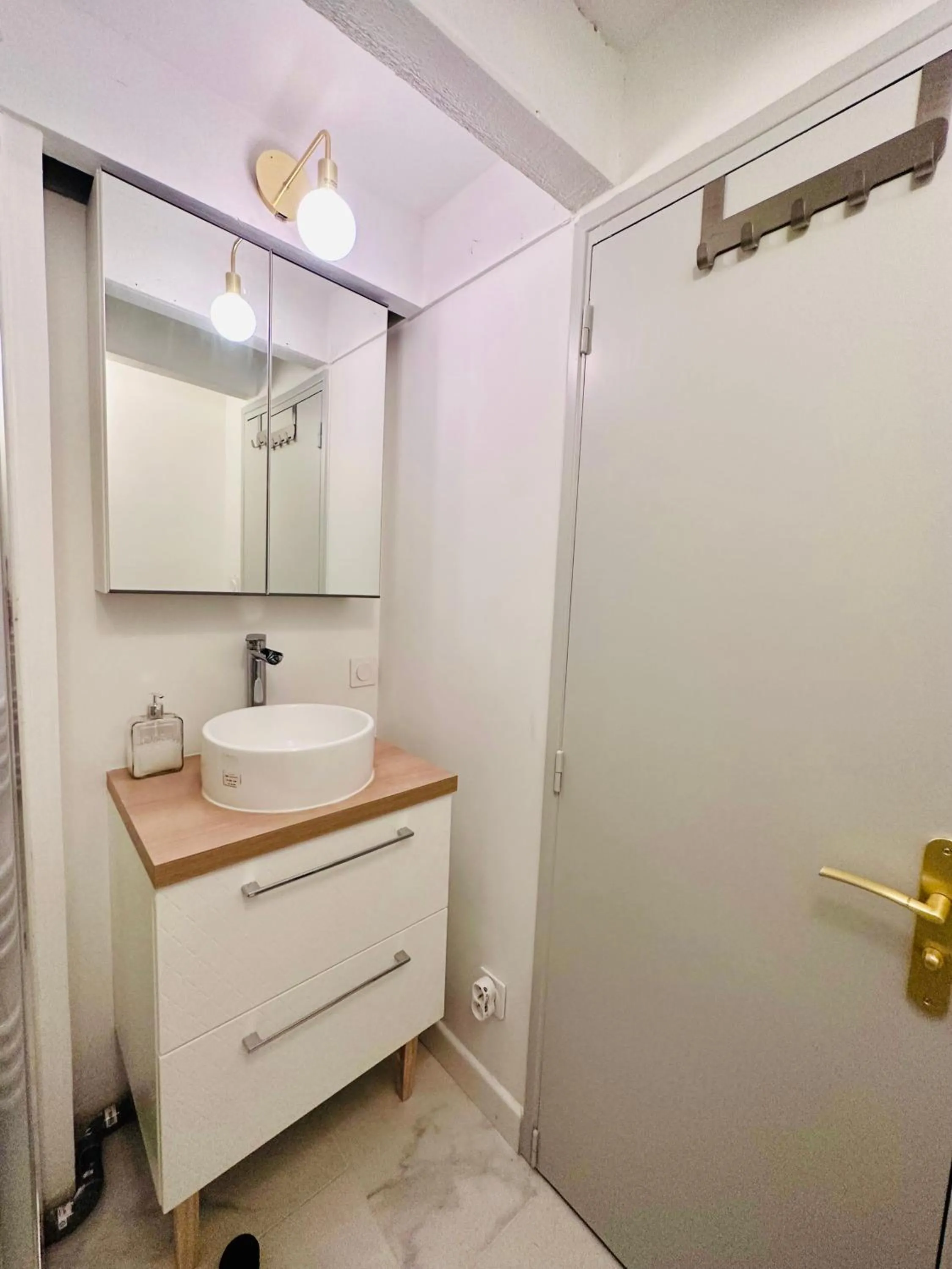 Bathroom in Duplex à 2 min des arènes et de la maison carrée