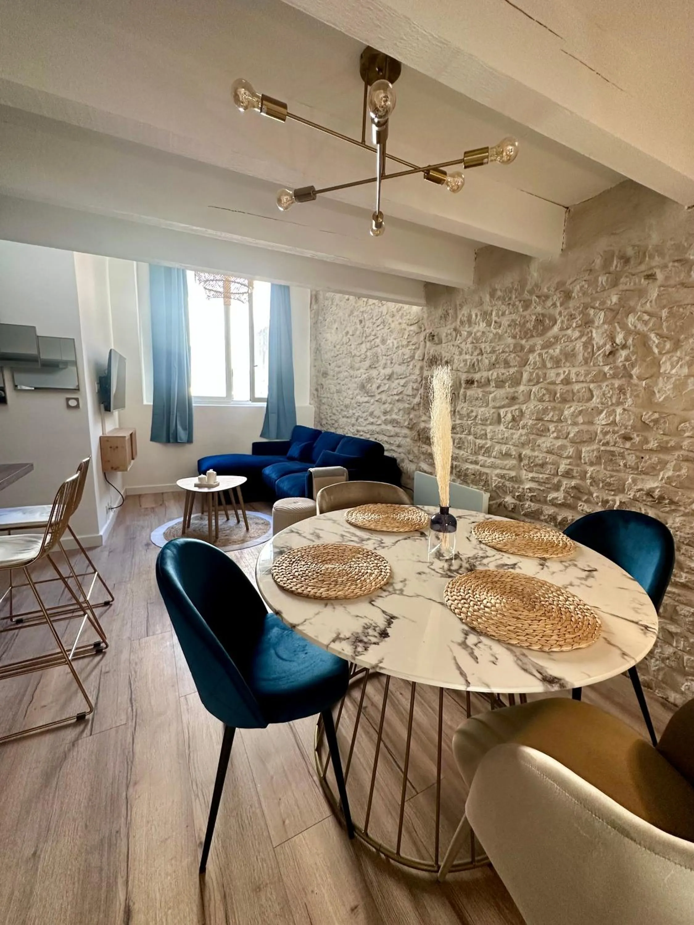 Dining area in Duplex à 2 min des arènes et de la maison carrée
