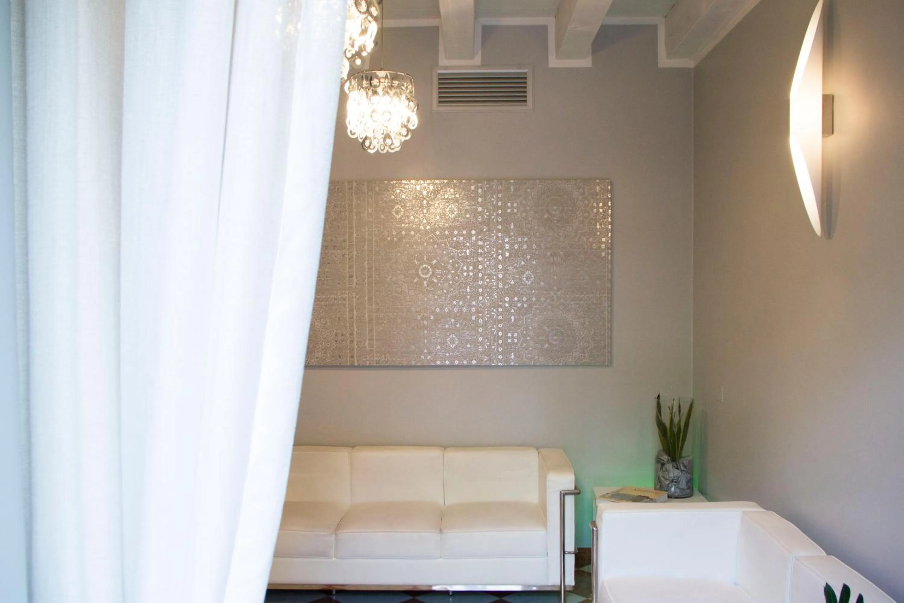 Communal lounge/ TV room in Hotel Fontana Verona