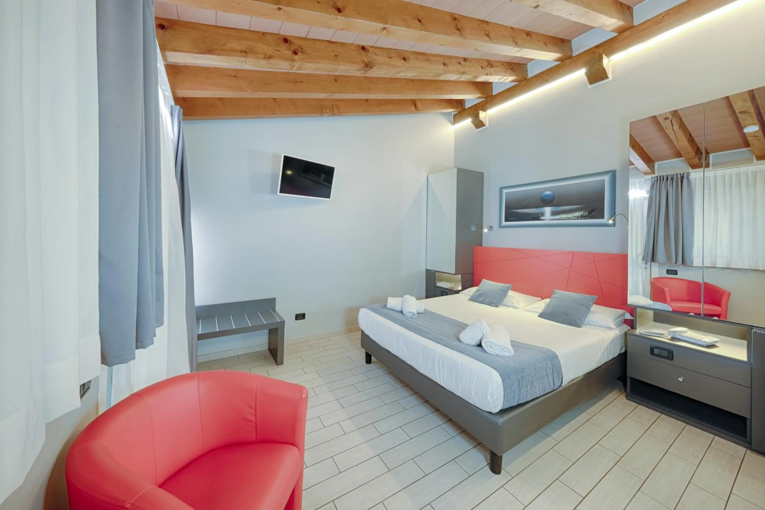 View (from property/room), Bed in Hotel Fontana Verona