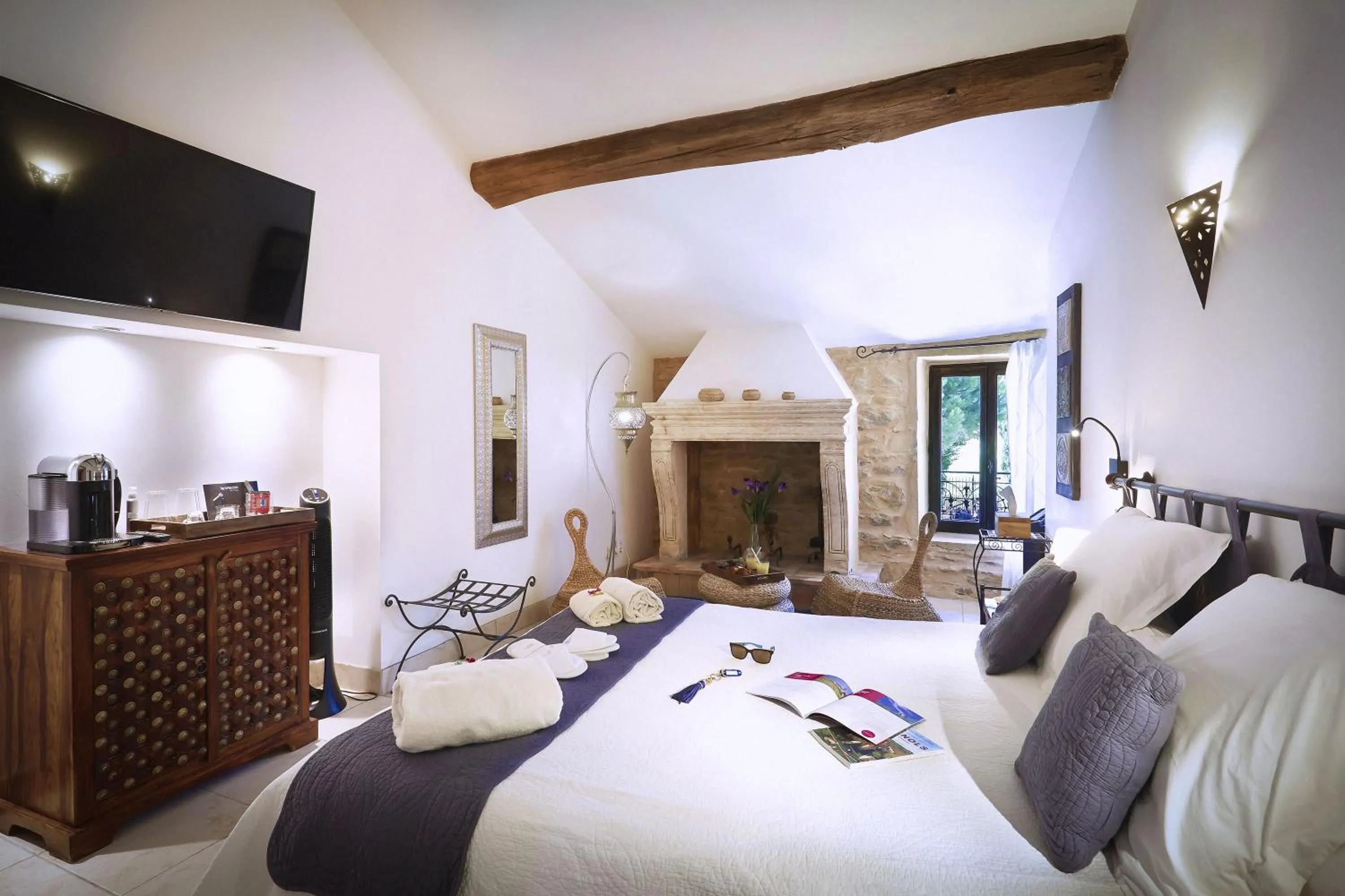 Shower, Bed in Le Clos Des Anges
