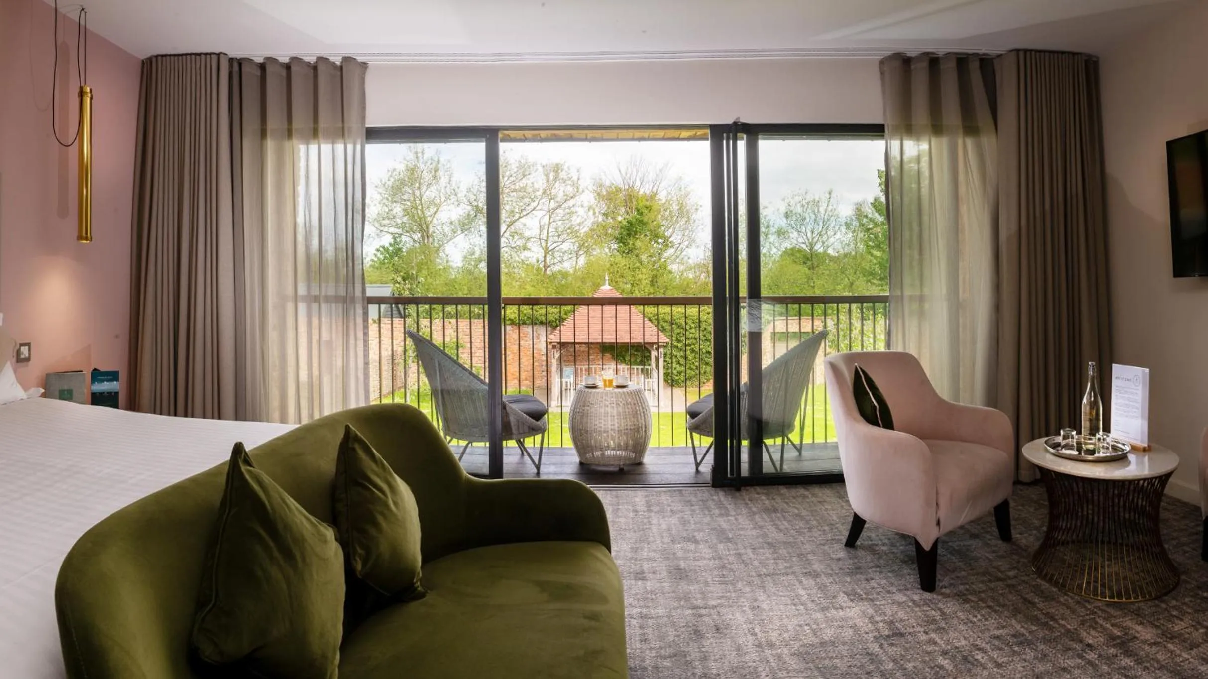 Balcony/Terrace, Bed in Hatherley Manor Hotel & Spa
