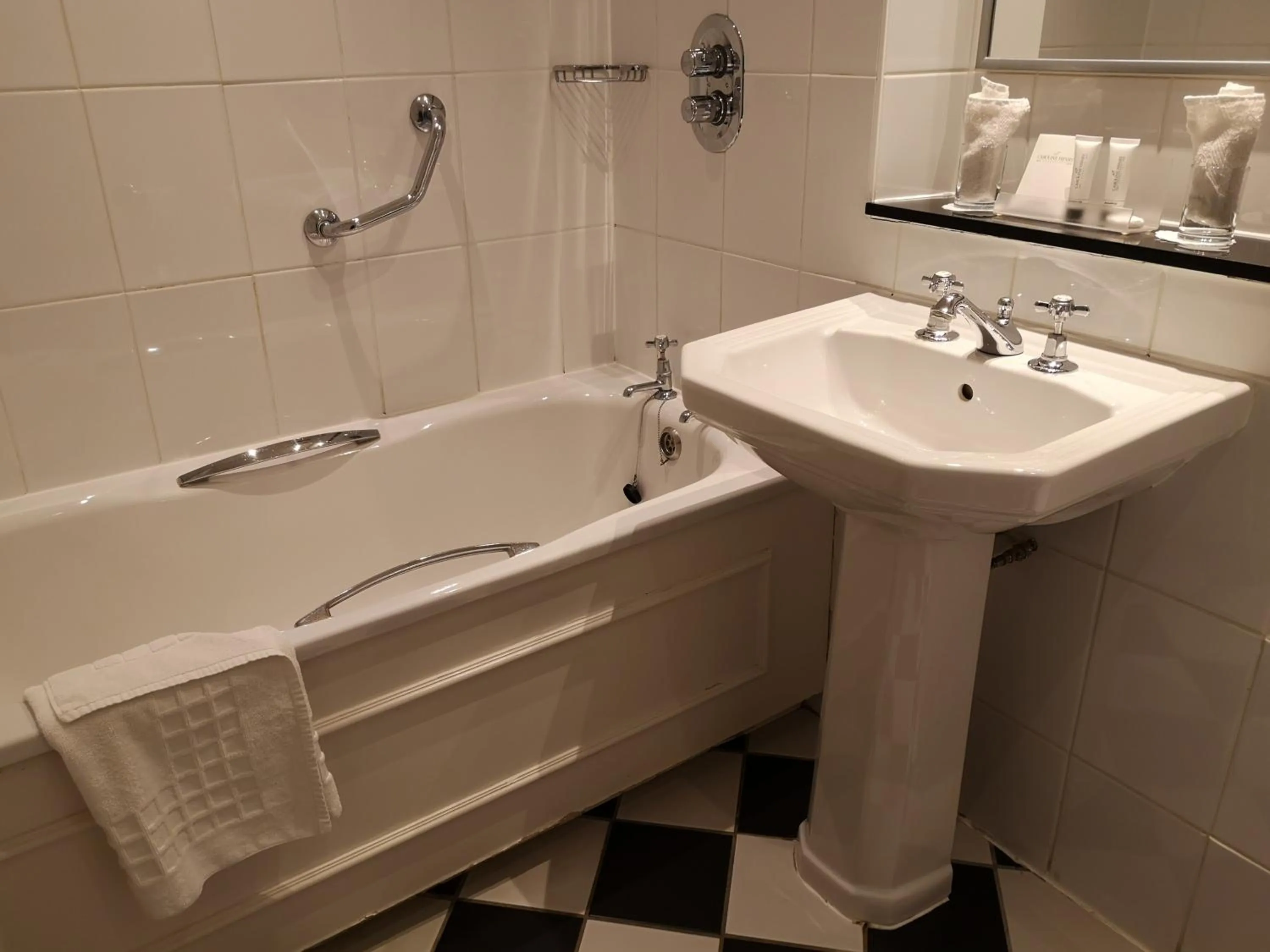 Bathroom in Hatherley Manor Hotel & Spa