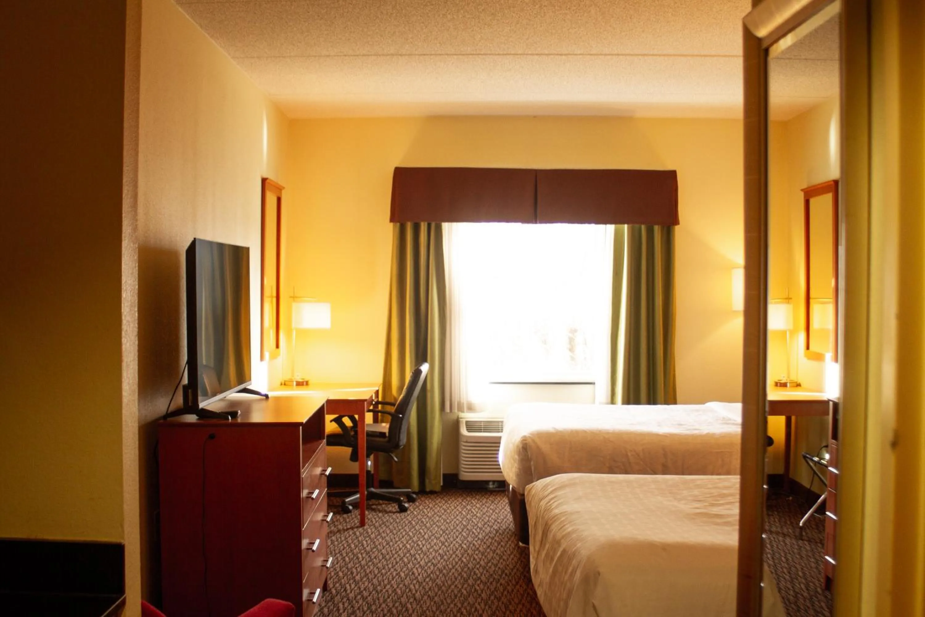 Bed in University Hotel & Suites Shippensburg, Trademark by Wyndham