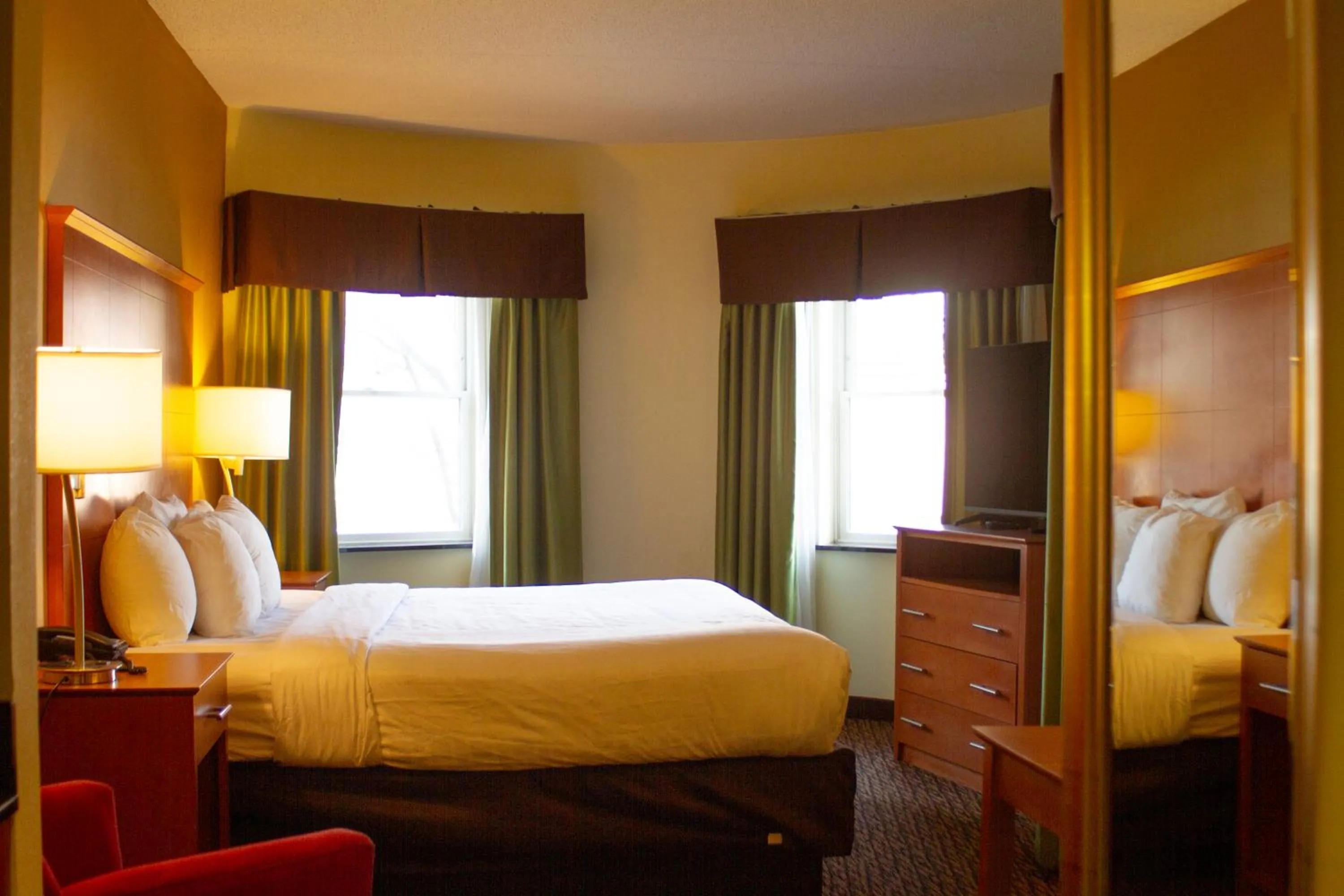 Bed in University Hotel & Suites Shippensburg, Trademark by Wyndham