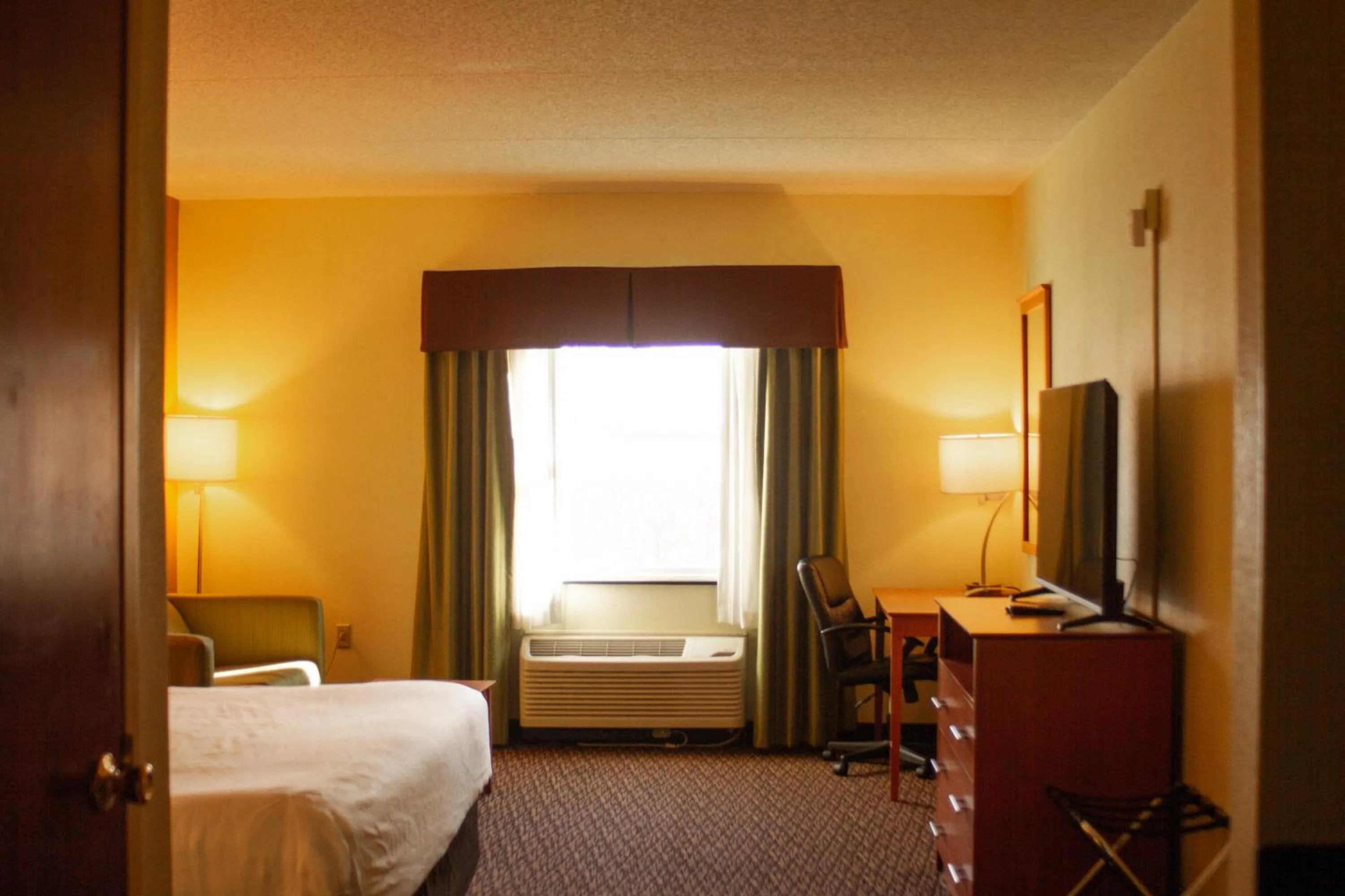 Bed in University Hotel & Suites Shippensburg, Trademark by Wyndham