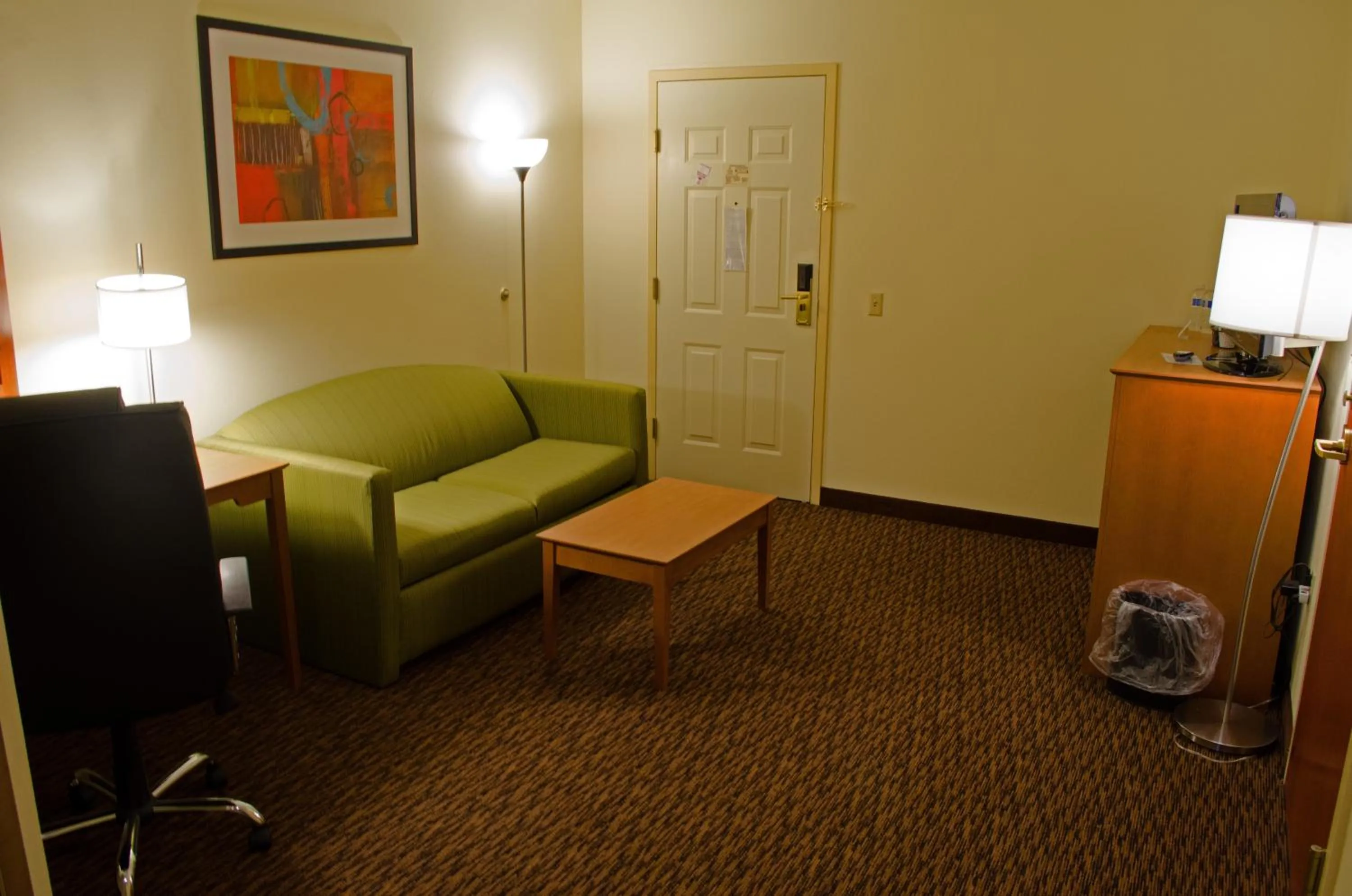Living room in Clarion Hotel & Suites University-Shippensburg