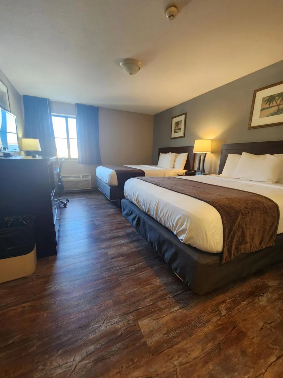 Photo of the whole room, Bed in Put-in-Bay Resort & Conference Center