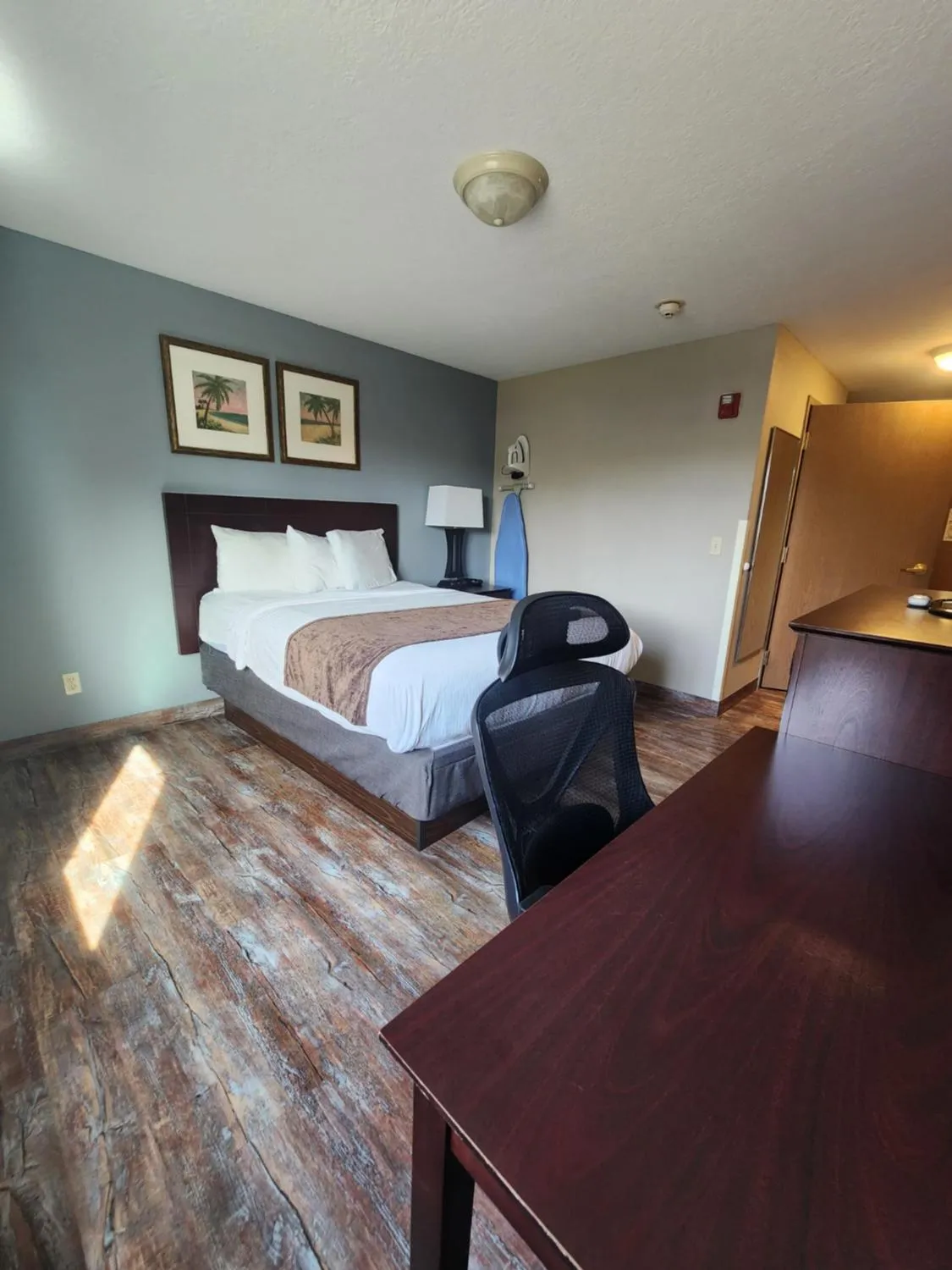 Queen Room - Disability Access in Put-in-Bay Resort & Conference Center