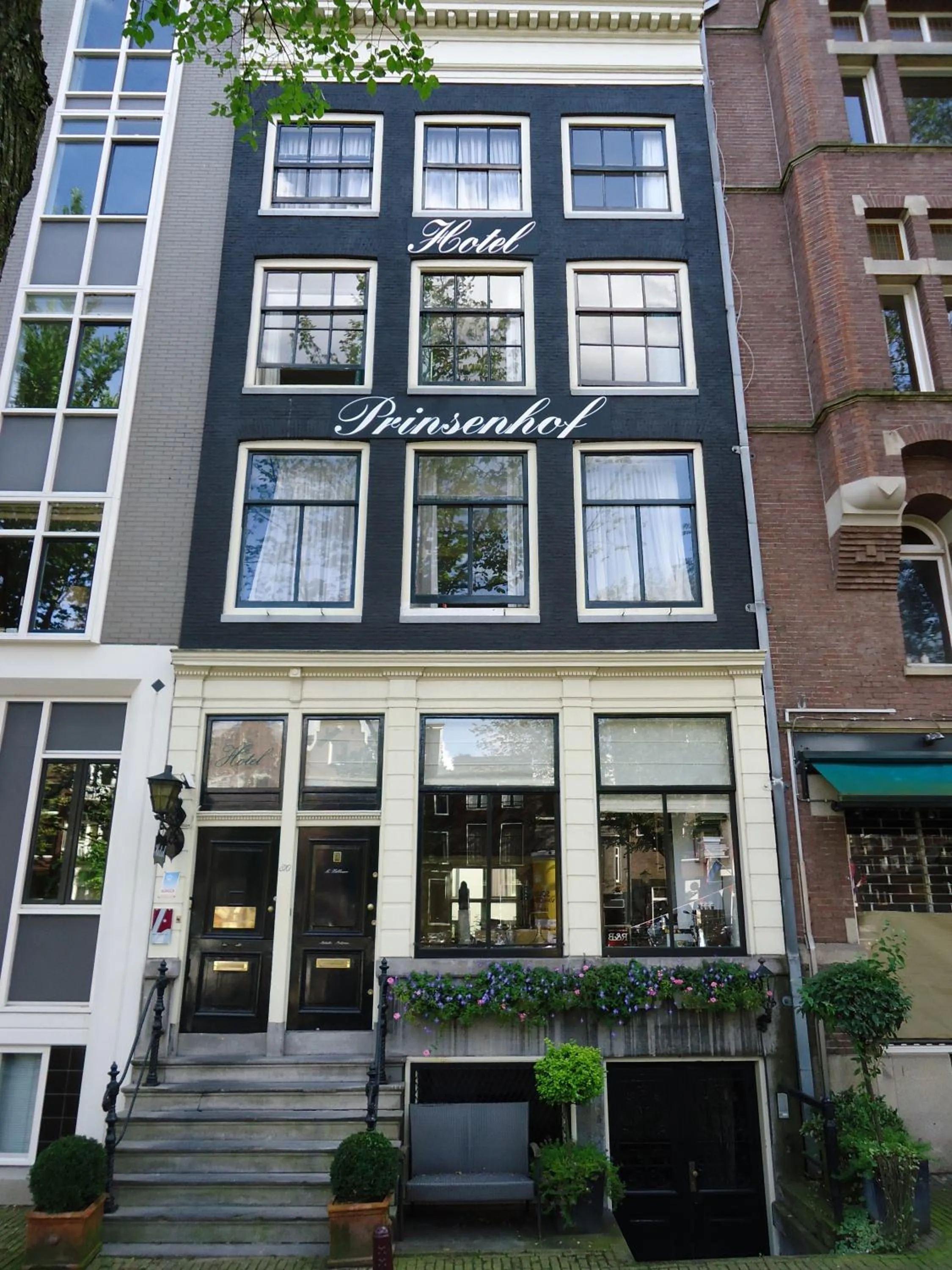 Facade/entrance in Hotel Prinsenhof Amsterdam