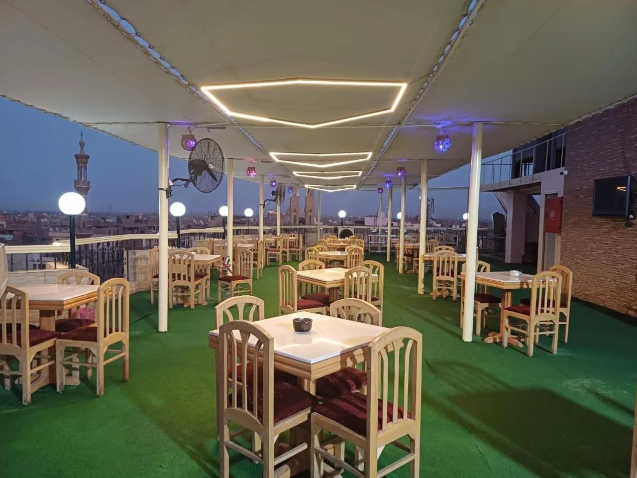 Restaurant/places to eat in Queens Valley Hotel