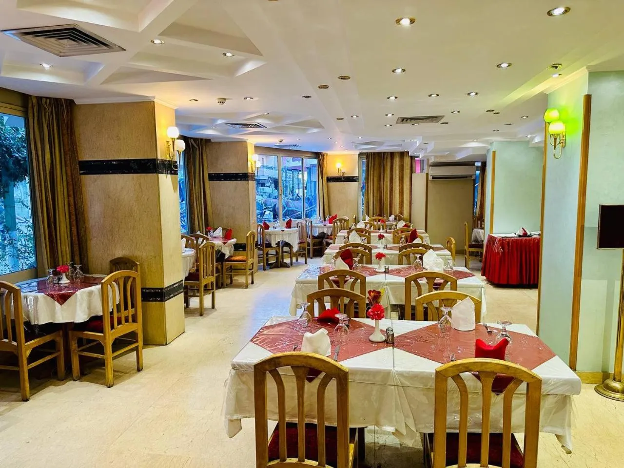 Restaurant/places to eat in Queens Valley Hotel