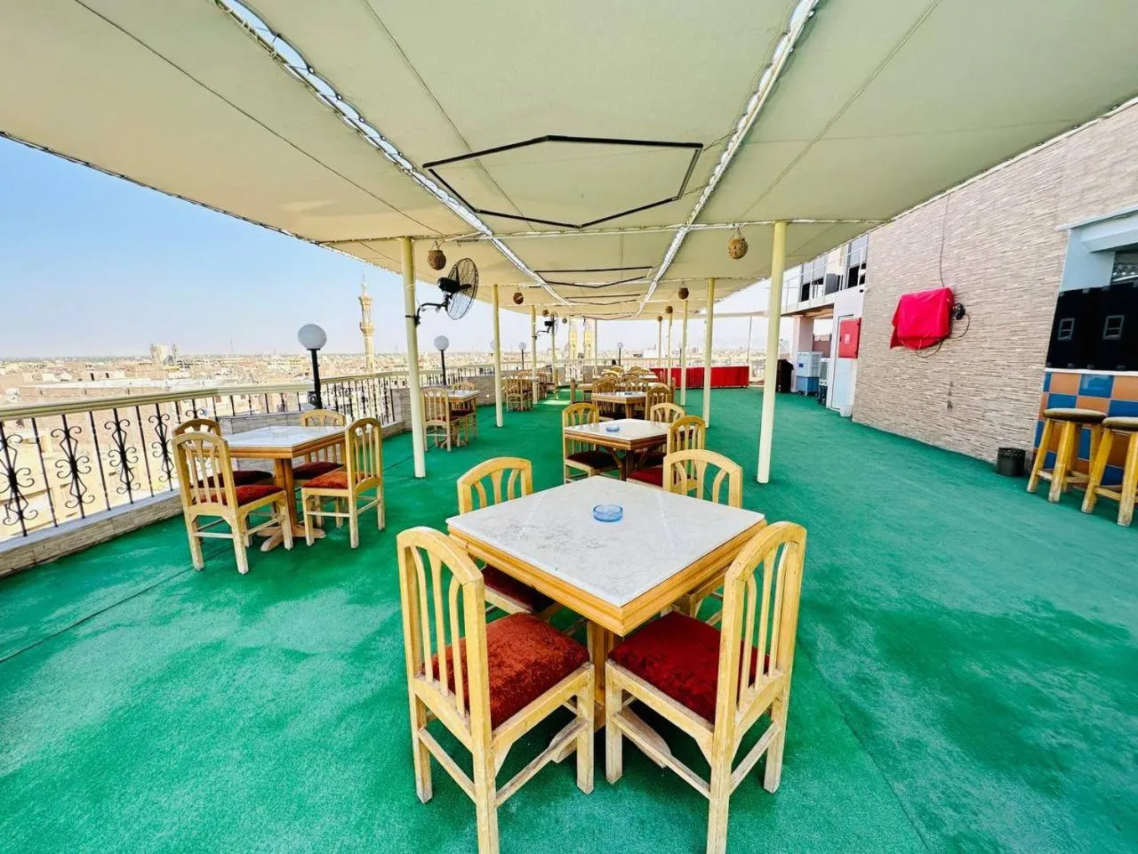 Restaurant/places to eat in Queens Valley Hotel