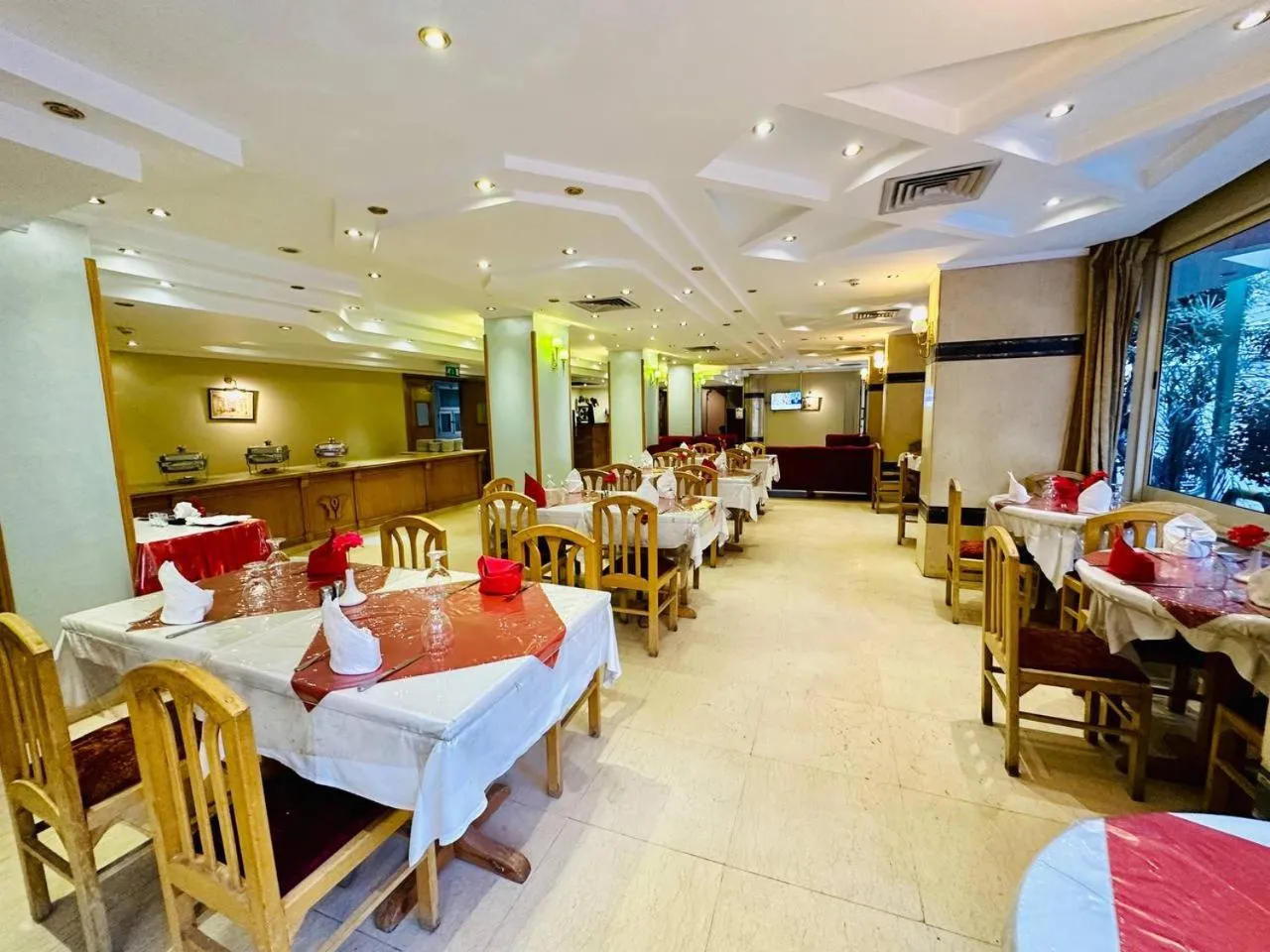 Restaurant/places to eat in Queens Valley Hotel