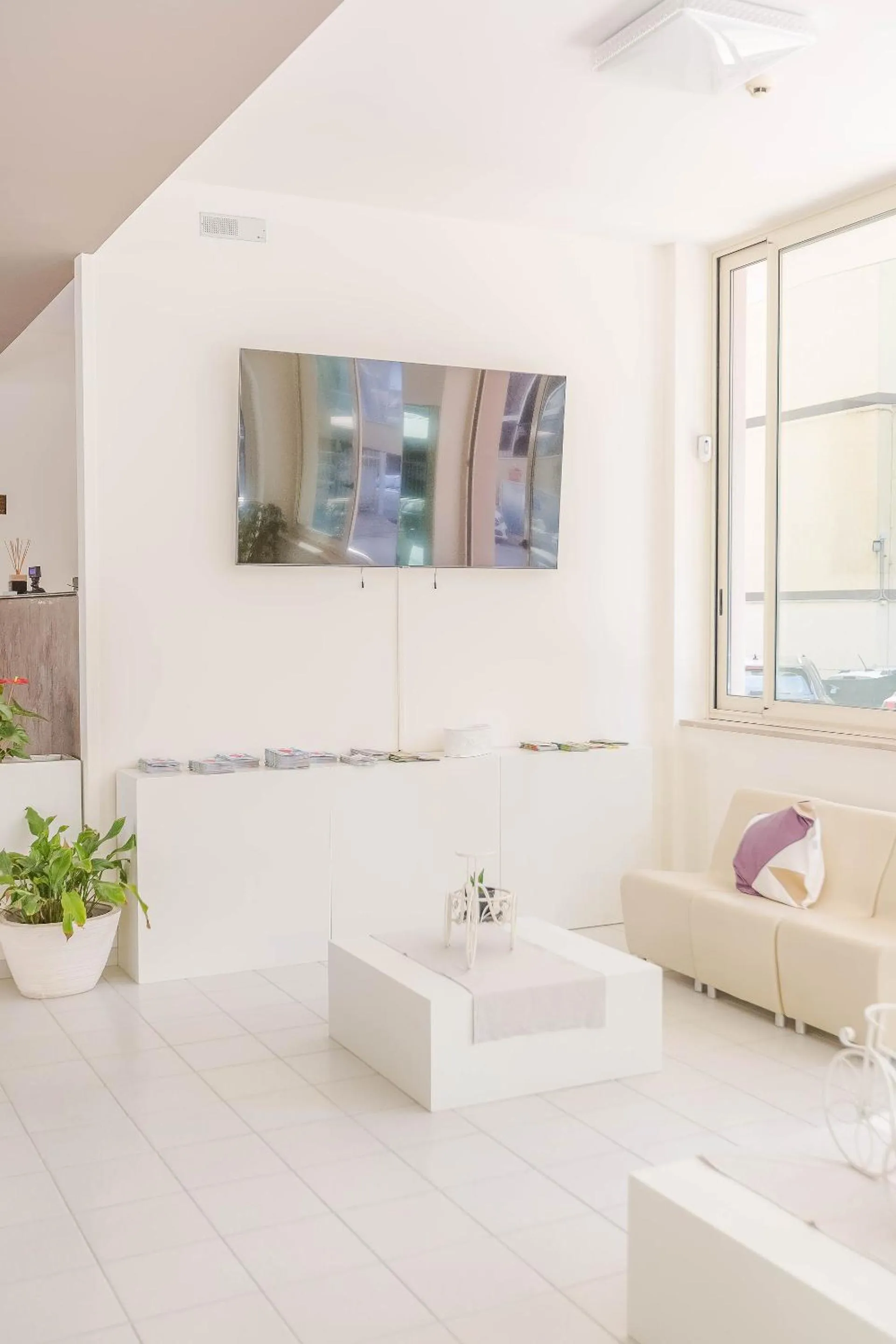 Communal lounge/ TV room in Hotel Confort