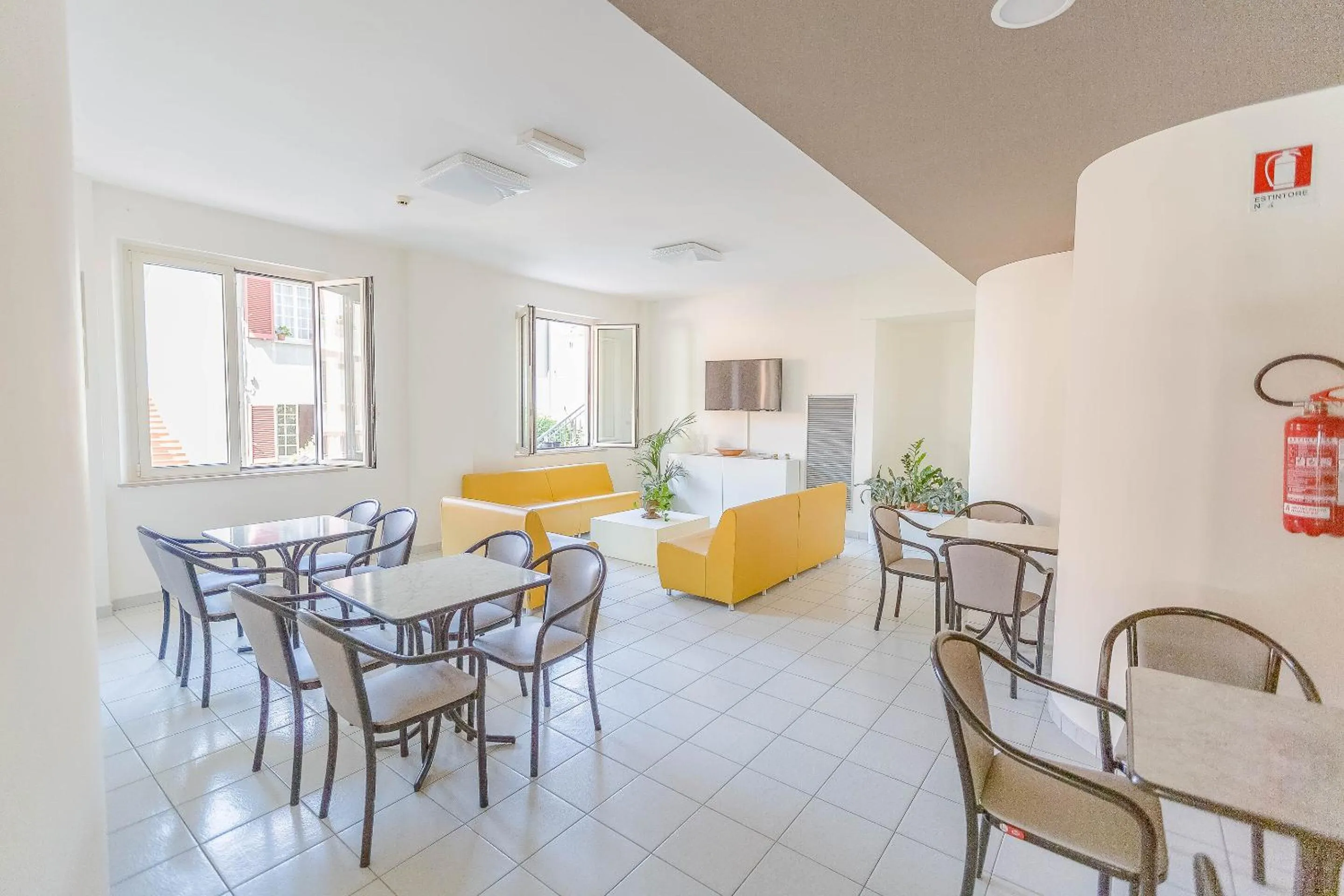 Communal lounge/ TV room in Hotel Confort