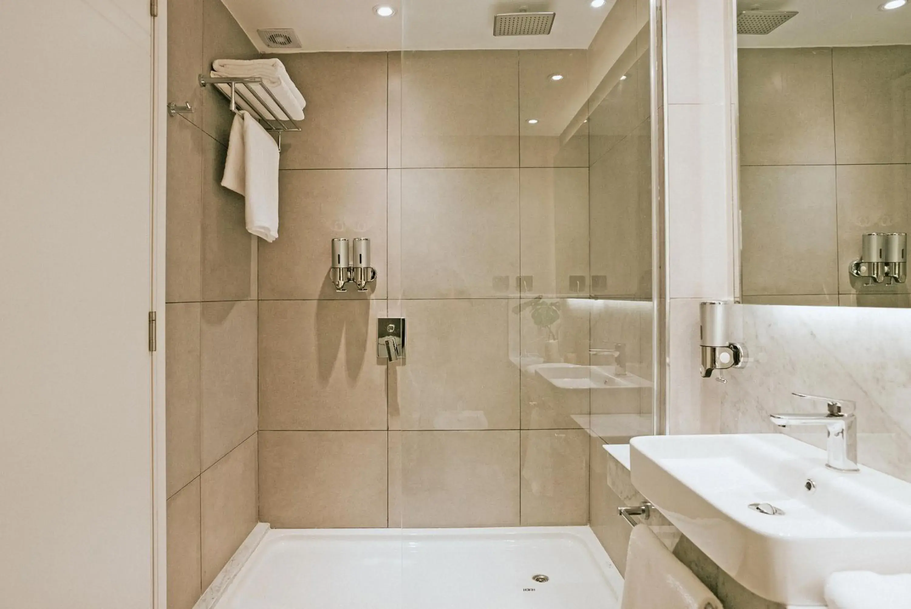 Superior King Room in Howard Johnson Plaza La Ribera Superior King Room in Howard Johnson Plaza La Ribera