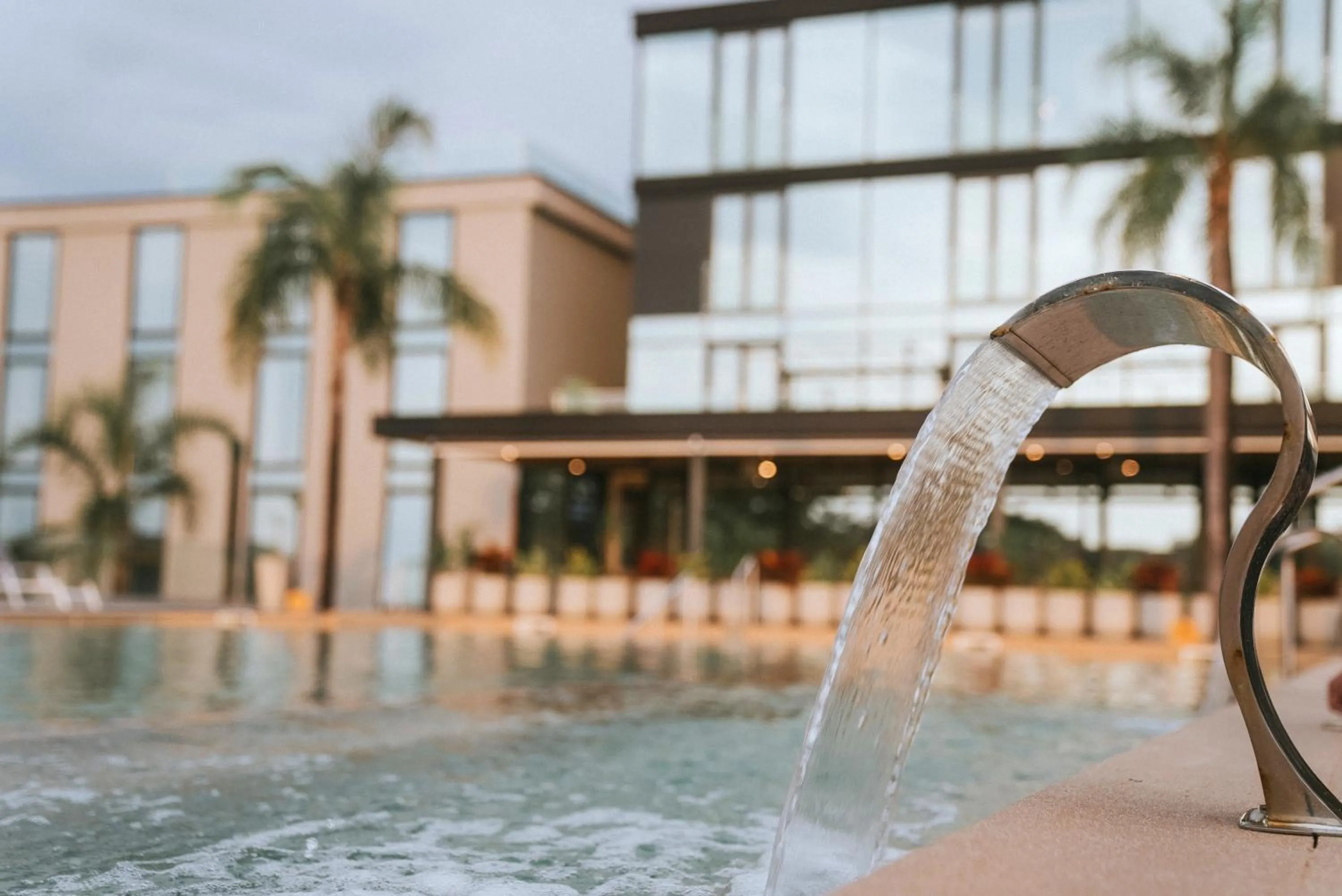Swimming pool in Howard Johnson Plaza La Ribera
