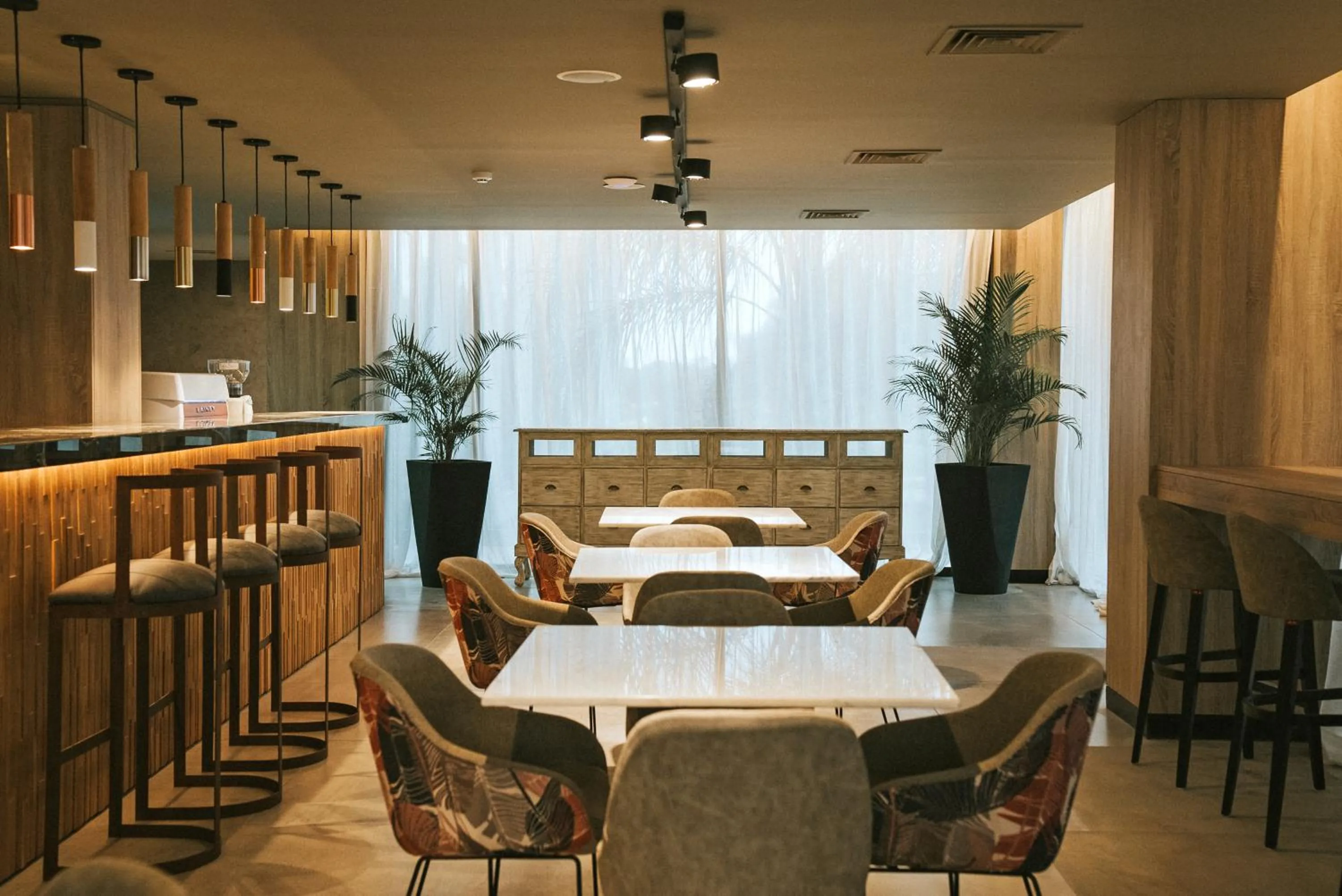 Restaurant/places to eat in Howard Johnson Plaza La Ribera