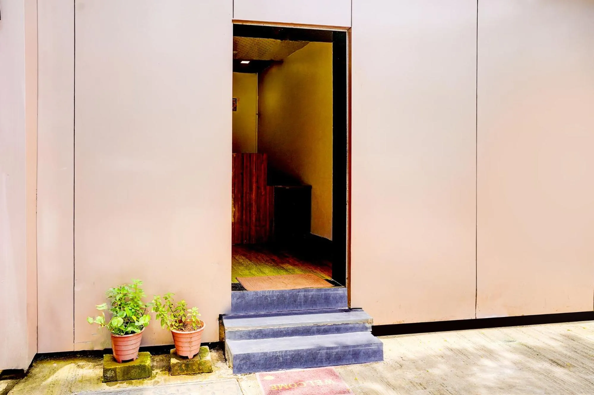 Facade/entrance in Via Sumit Palace