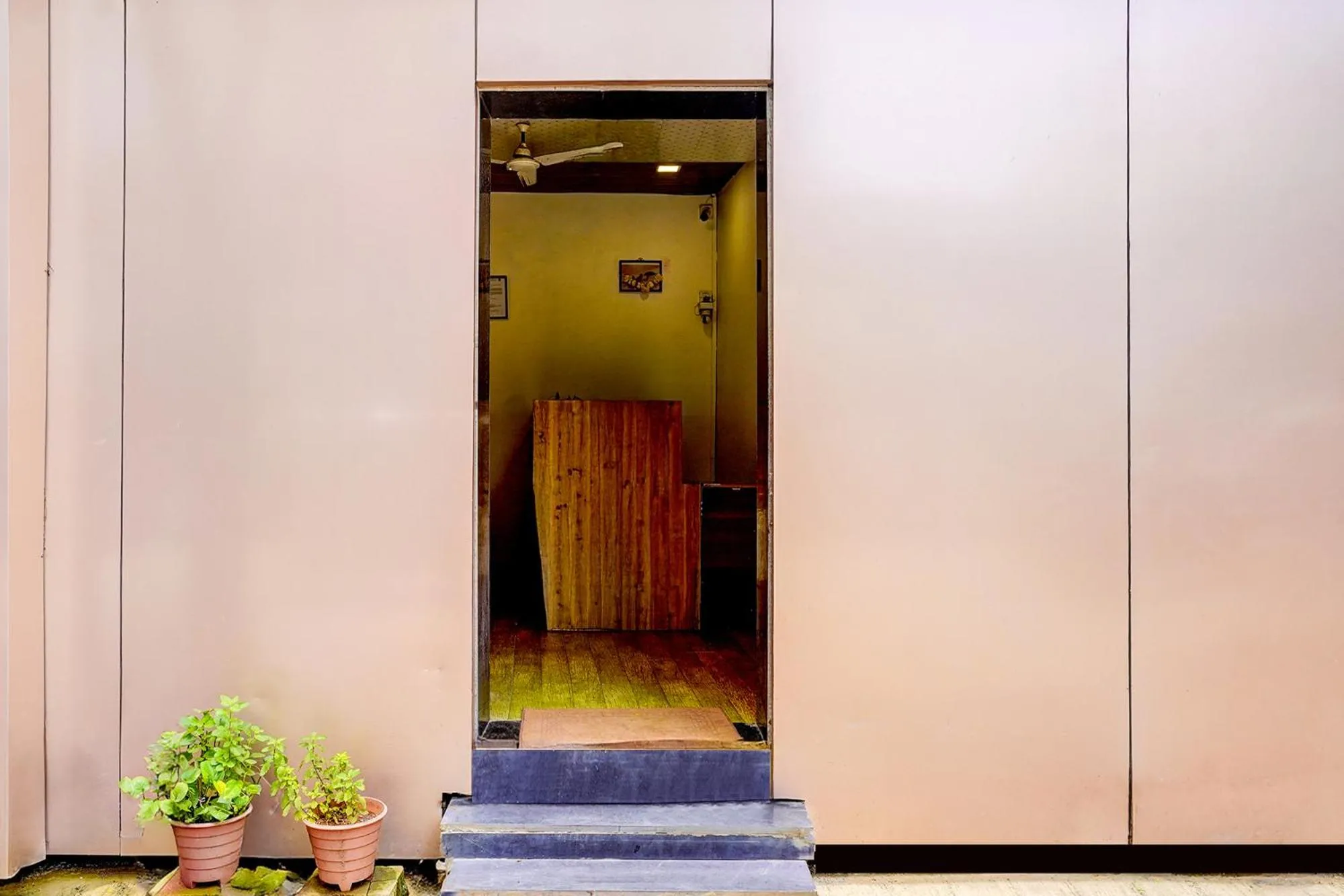 Facade/entrance in Via Sumit Palace