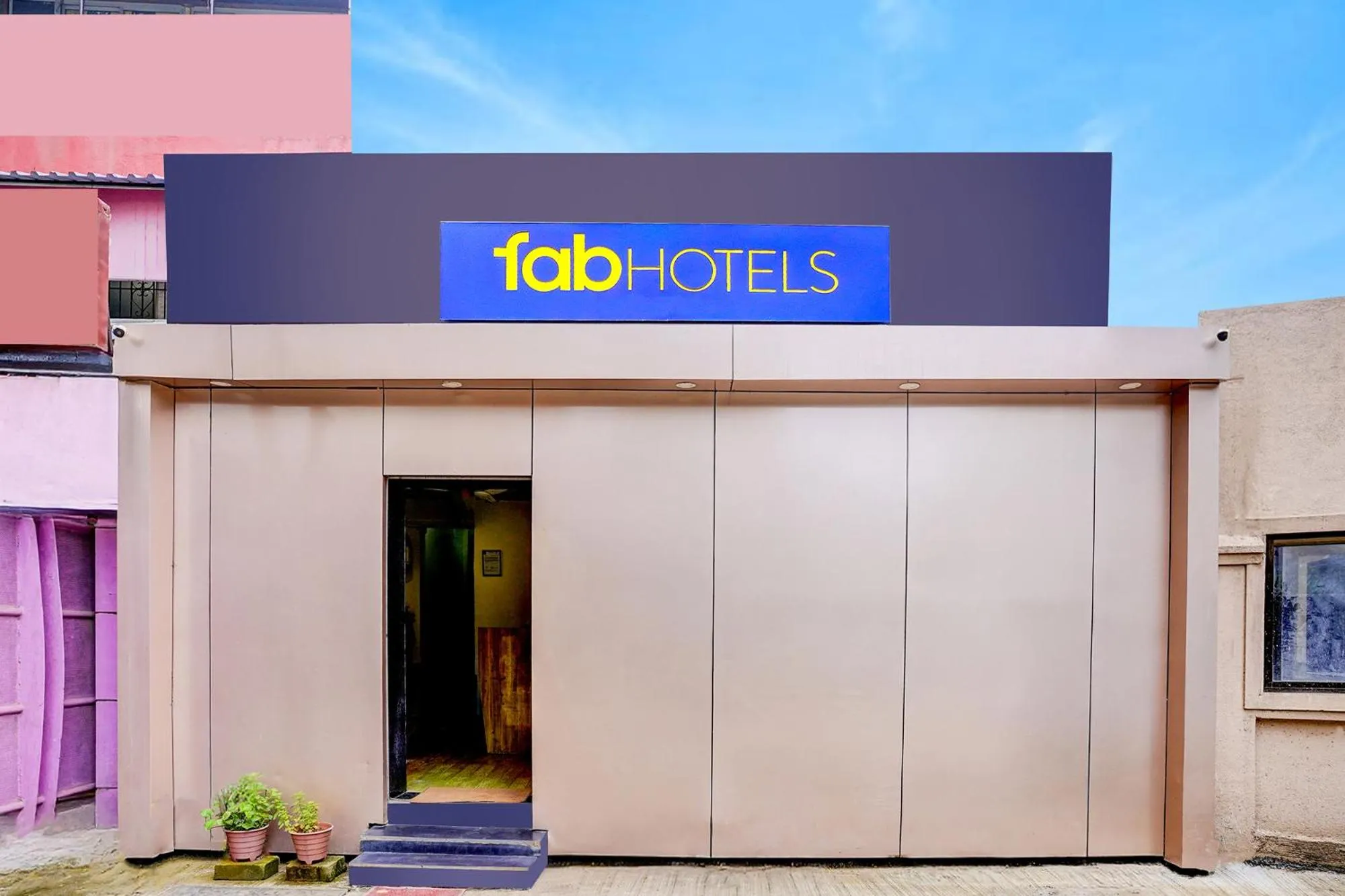 Facade/entrance in Via Sumit Palace