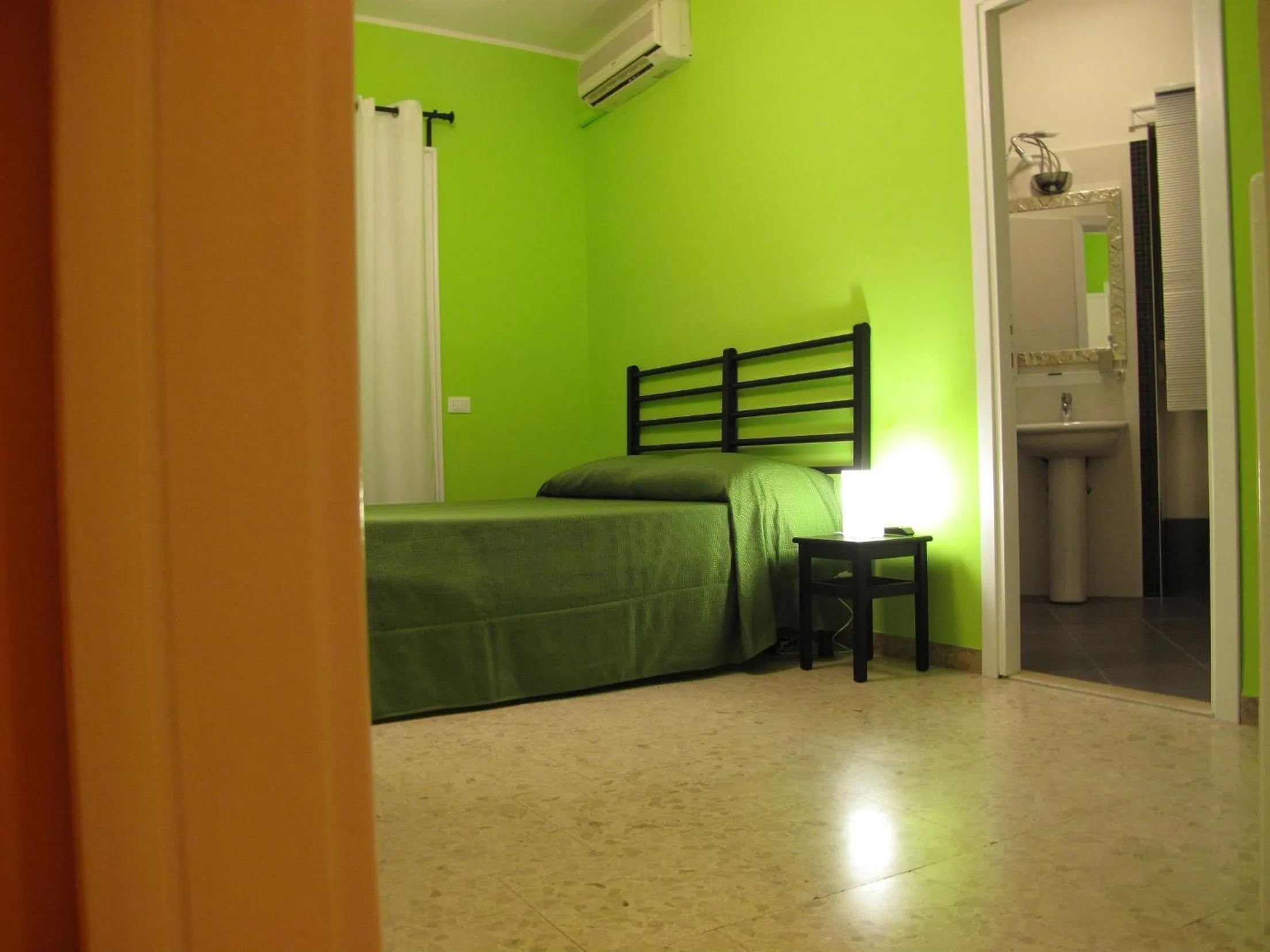 Photo of the whole room, Bed in Arches Inn