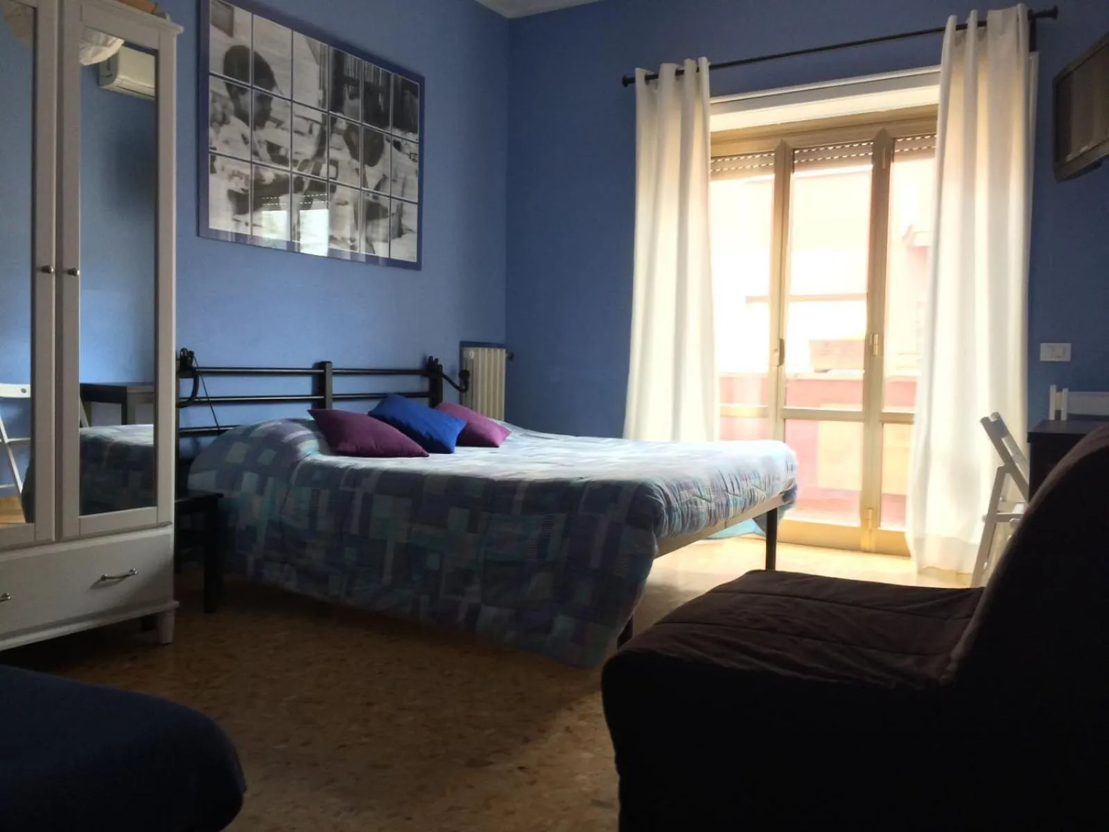 Photo of the whole room, Bed in Arches Inn