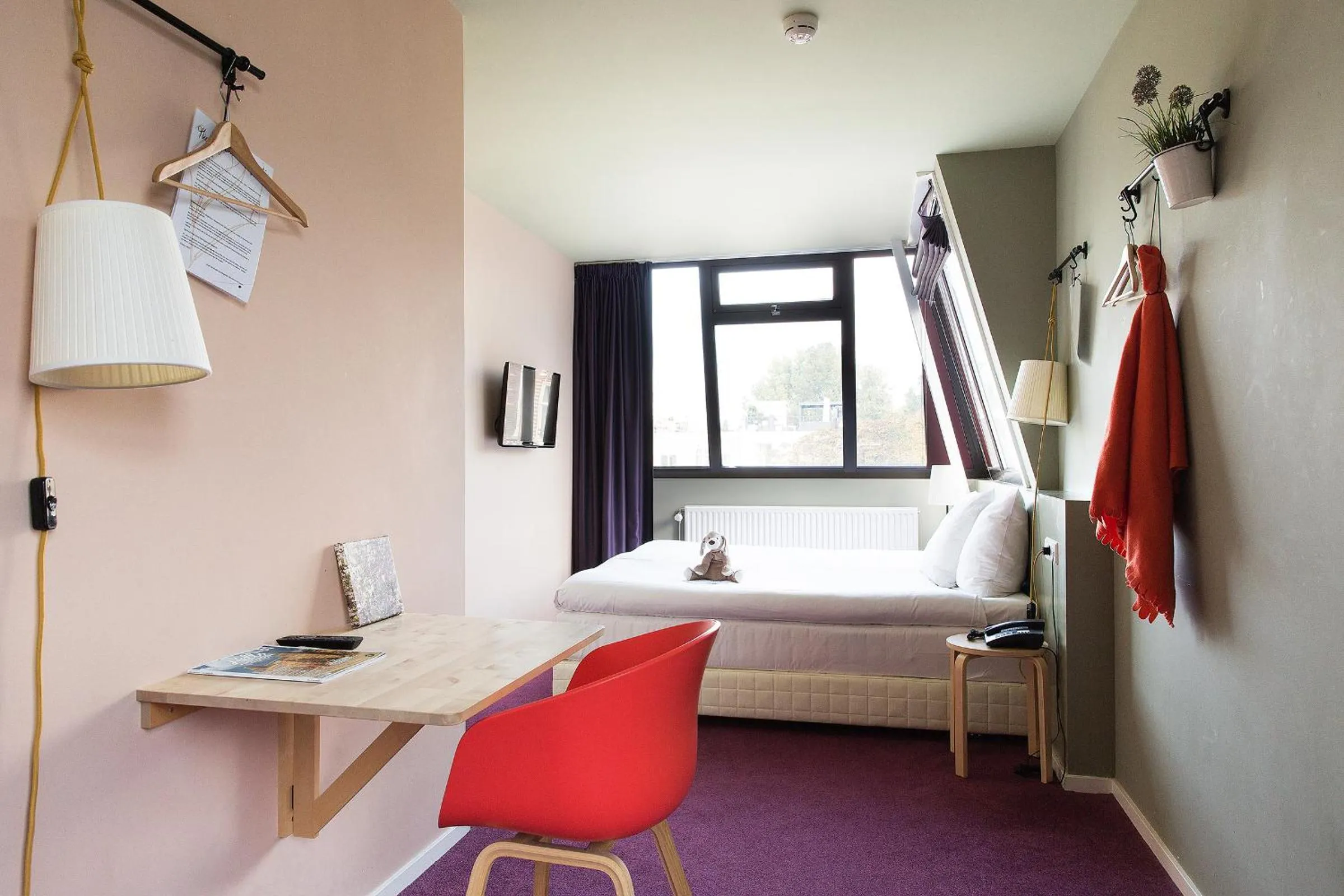 Photo of the whole room, Bed in Hotel The Neighbour's Magnolia