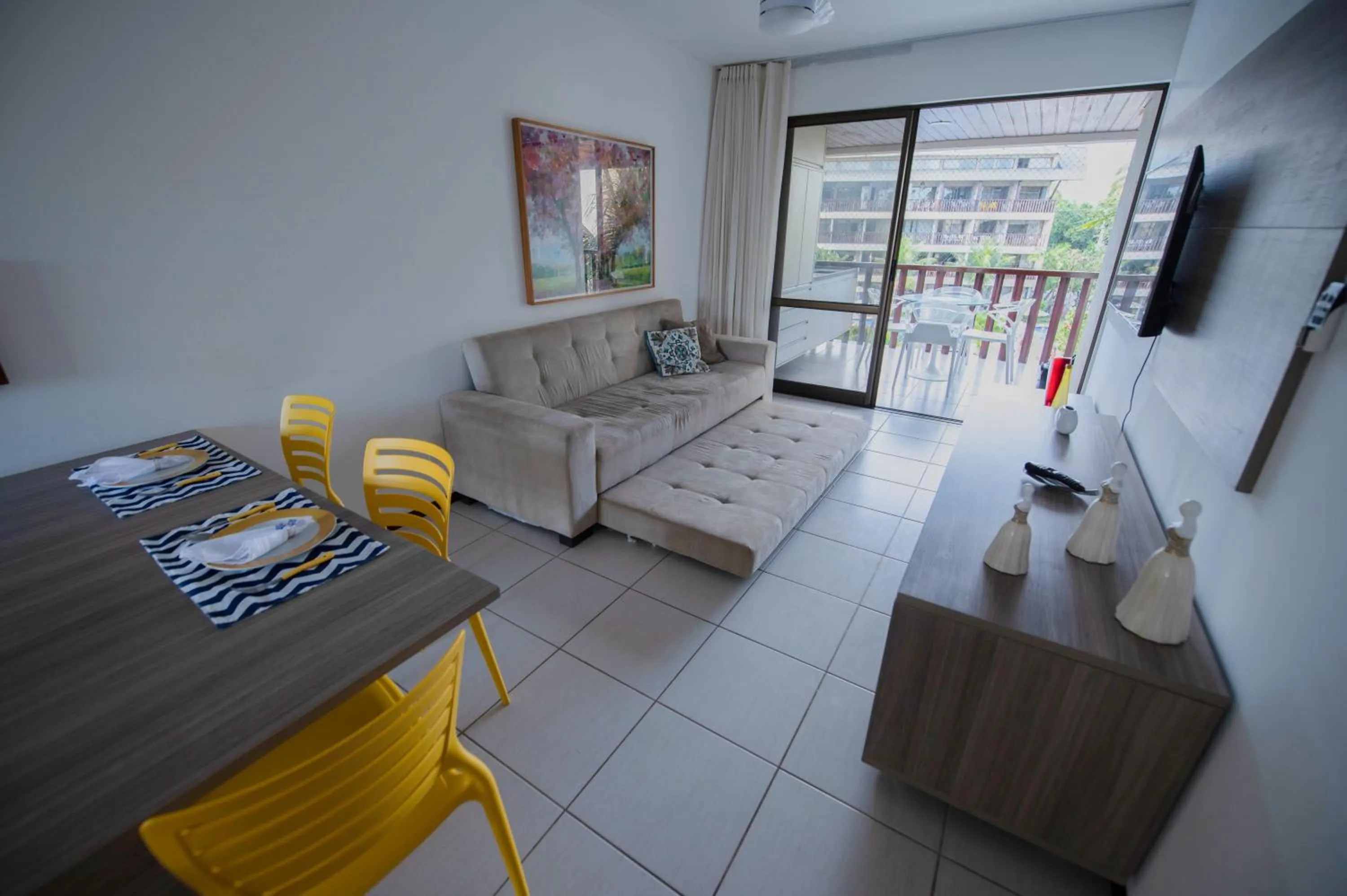 Living room in Nannai Residence by AFT
