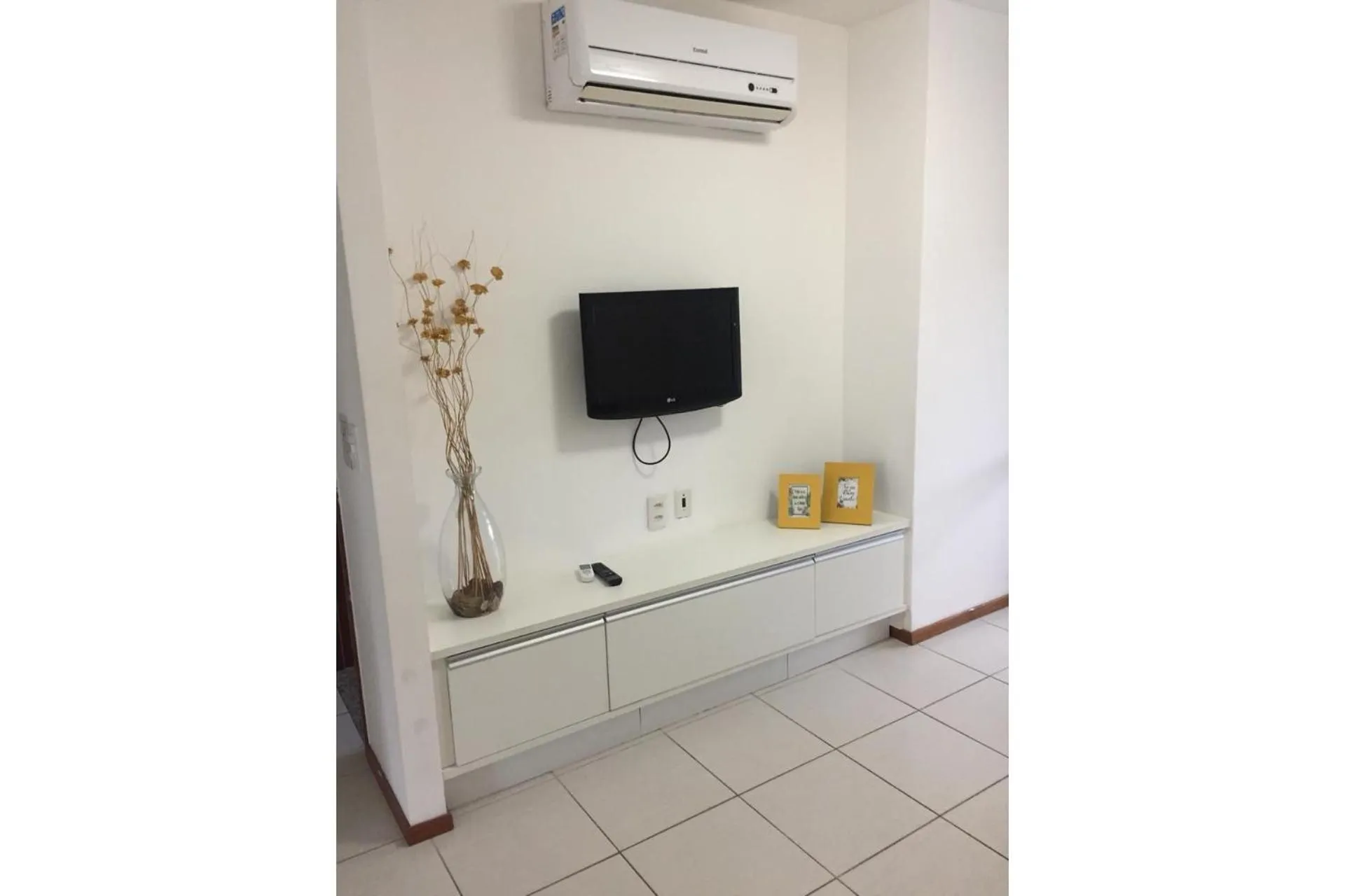 Living room in Nannai Residence by AFT