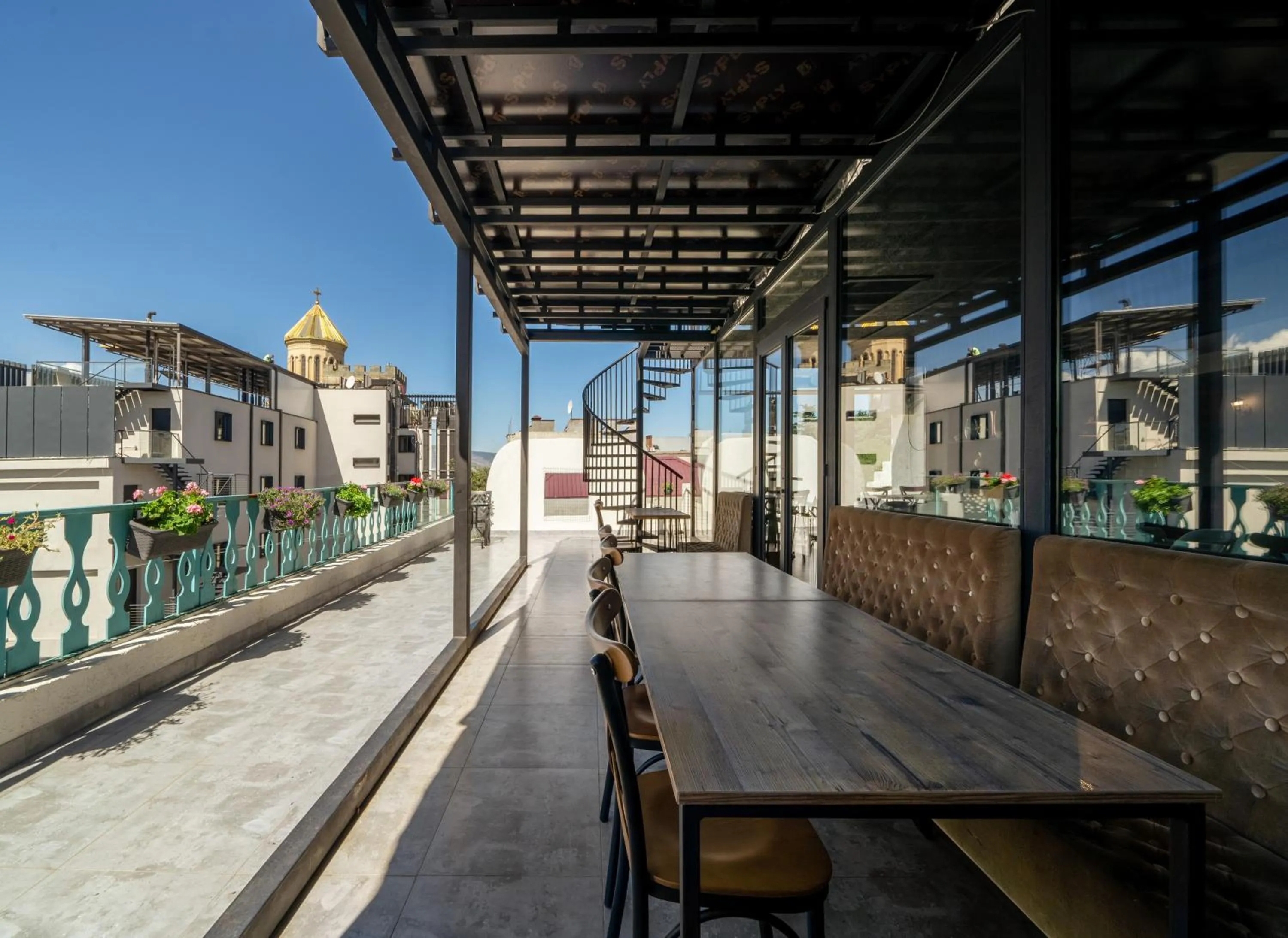 Restaurant/places to eat in Hotel Tato & CoWorking space