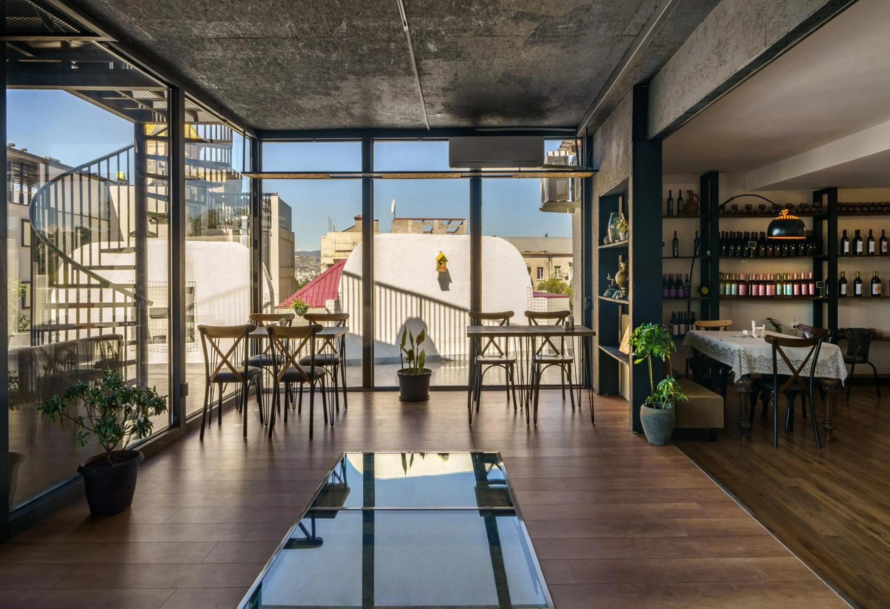 Restaurant/places to eat in Hotel Tato & CoWorking space