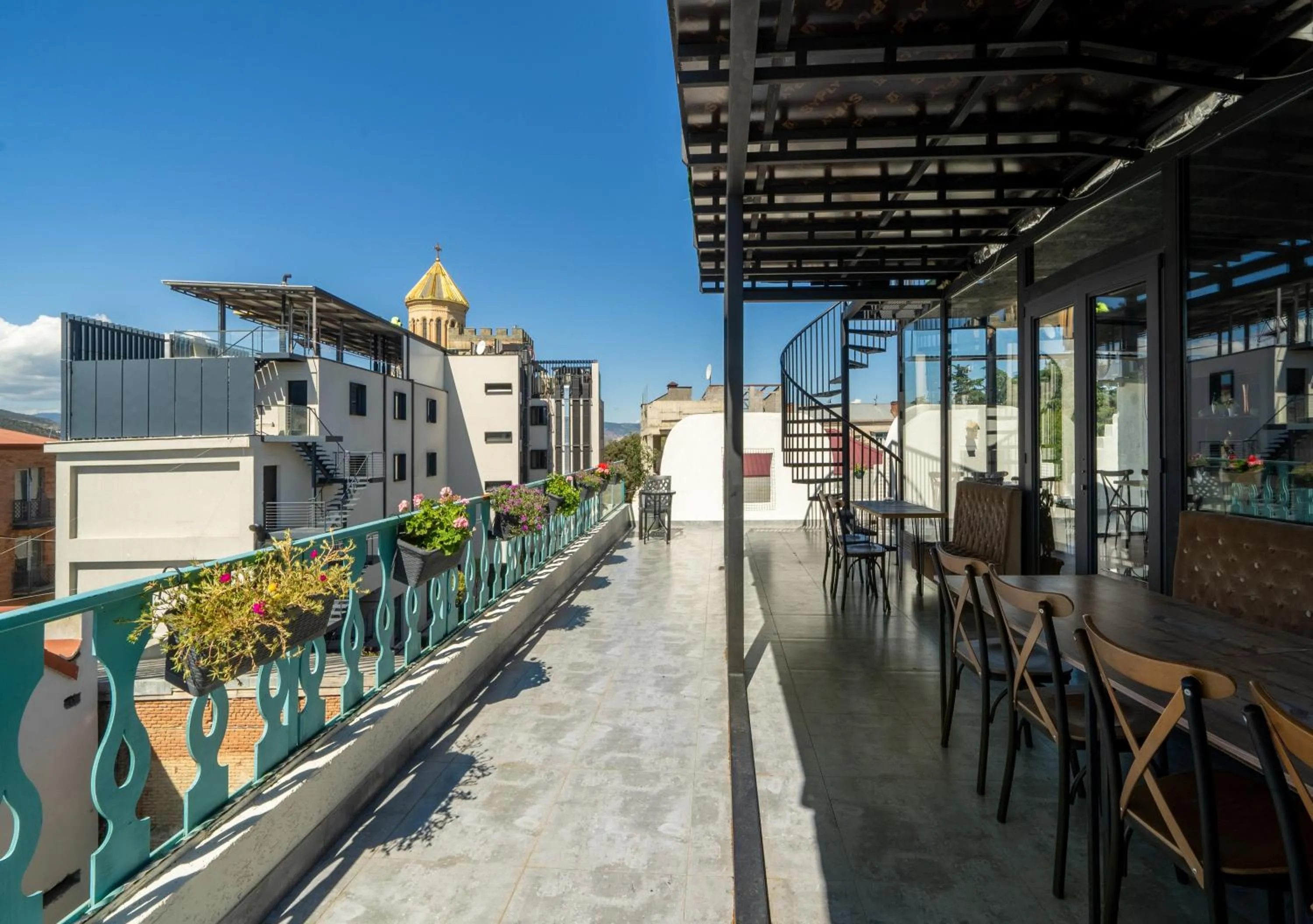 Restaurant/places to eat in Hotel Tato & CoWorking space