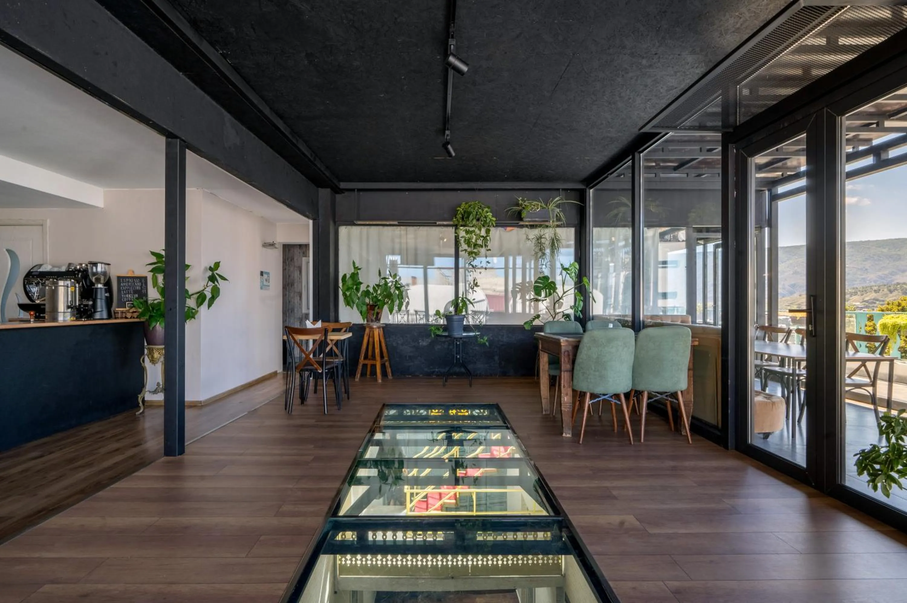 Restaurant/places to eat in Hotel Tato & CoWorking space