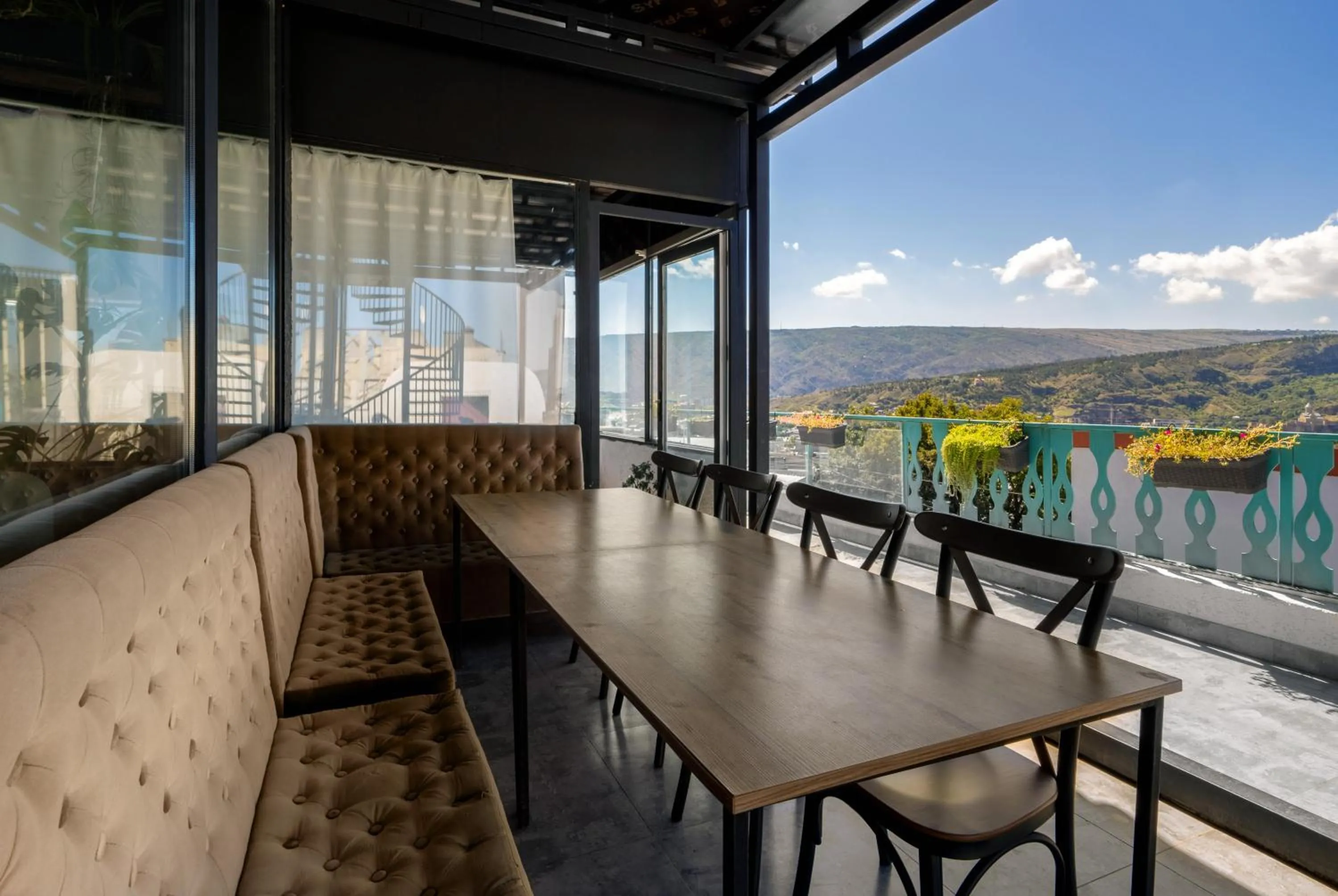 Restaurant/places to eat in Hotel Tato & CoWorking space