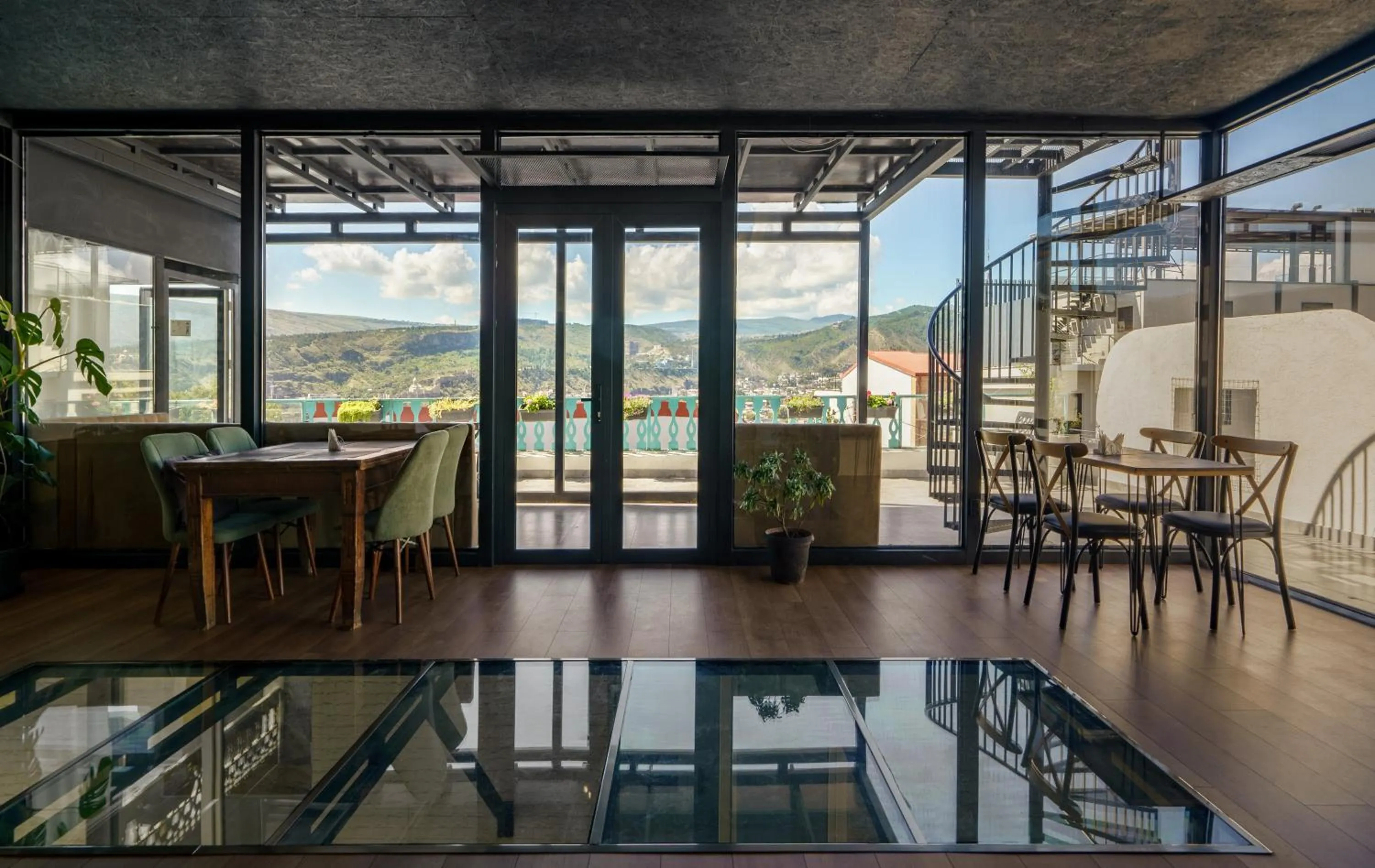 Restaurant/places to eat in Hotel Tato & CoWorking space