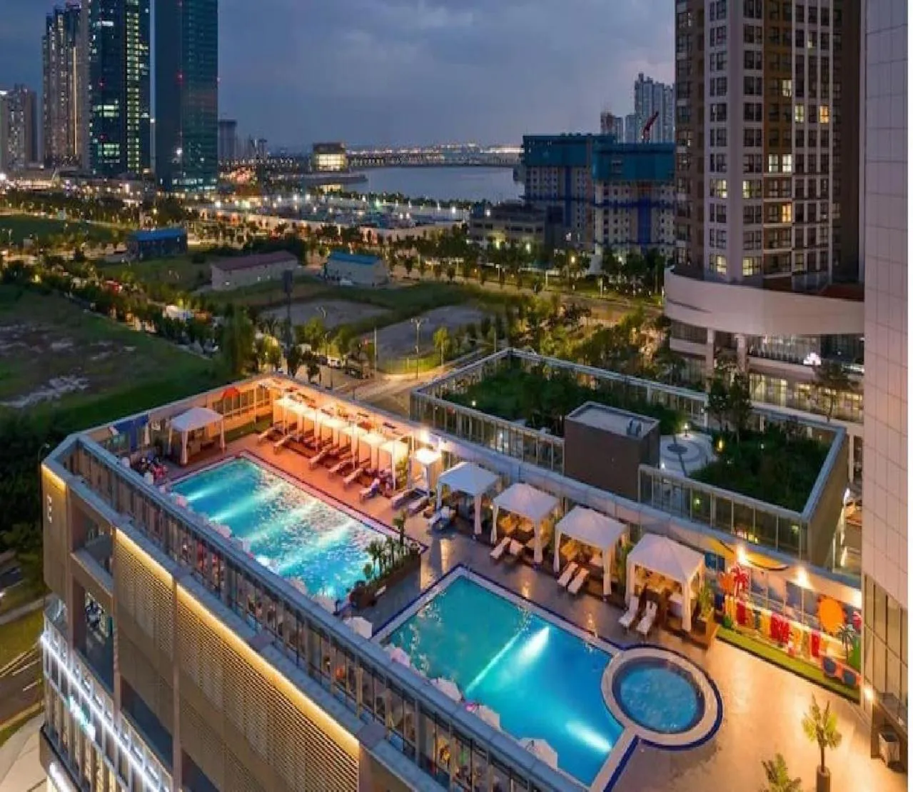 Swimming pool in Songdo Halla Westernpark-SeaViewRoom Hotel-바다전망