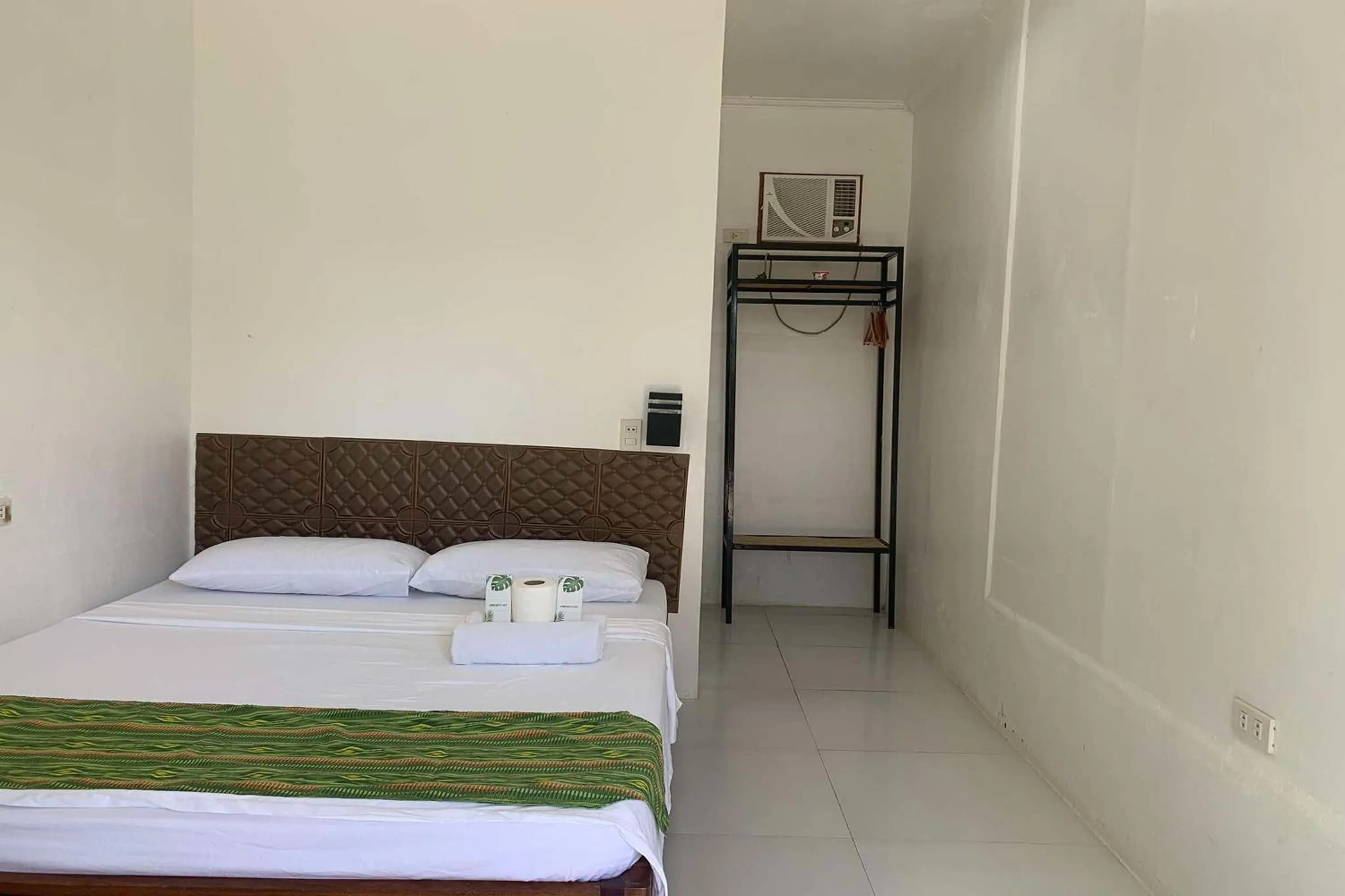 Standard Queen Room in Green Dale's Travellers Inn Puerto Princesa