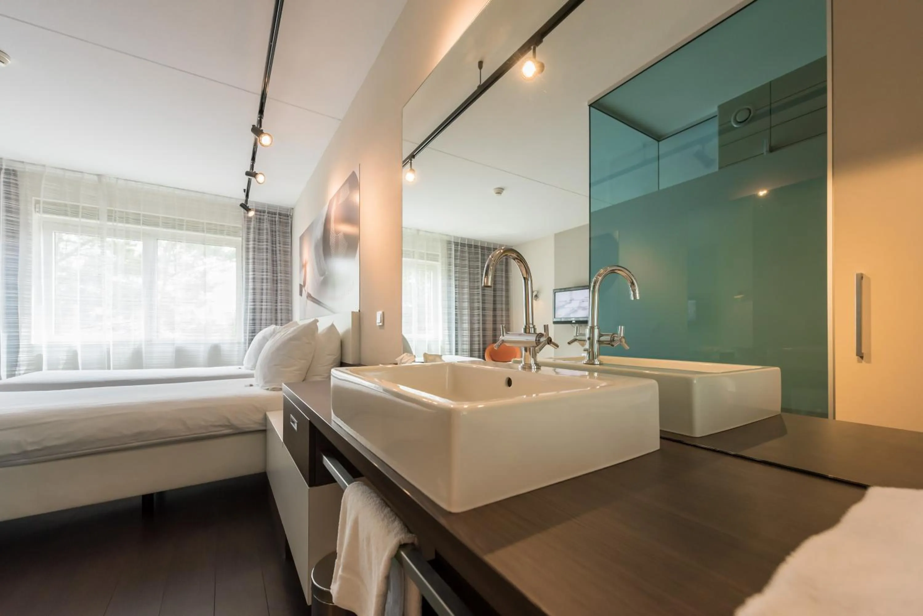 Bathroom, Bed in Hotel Papendal