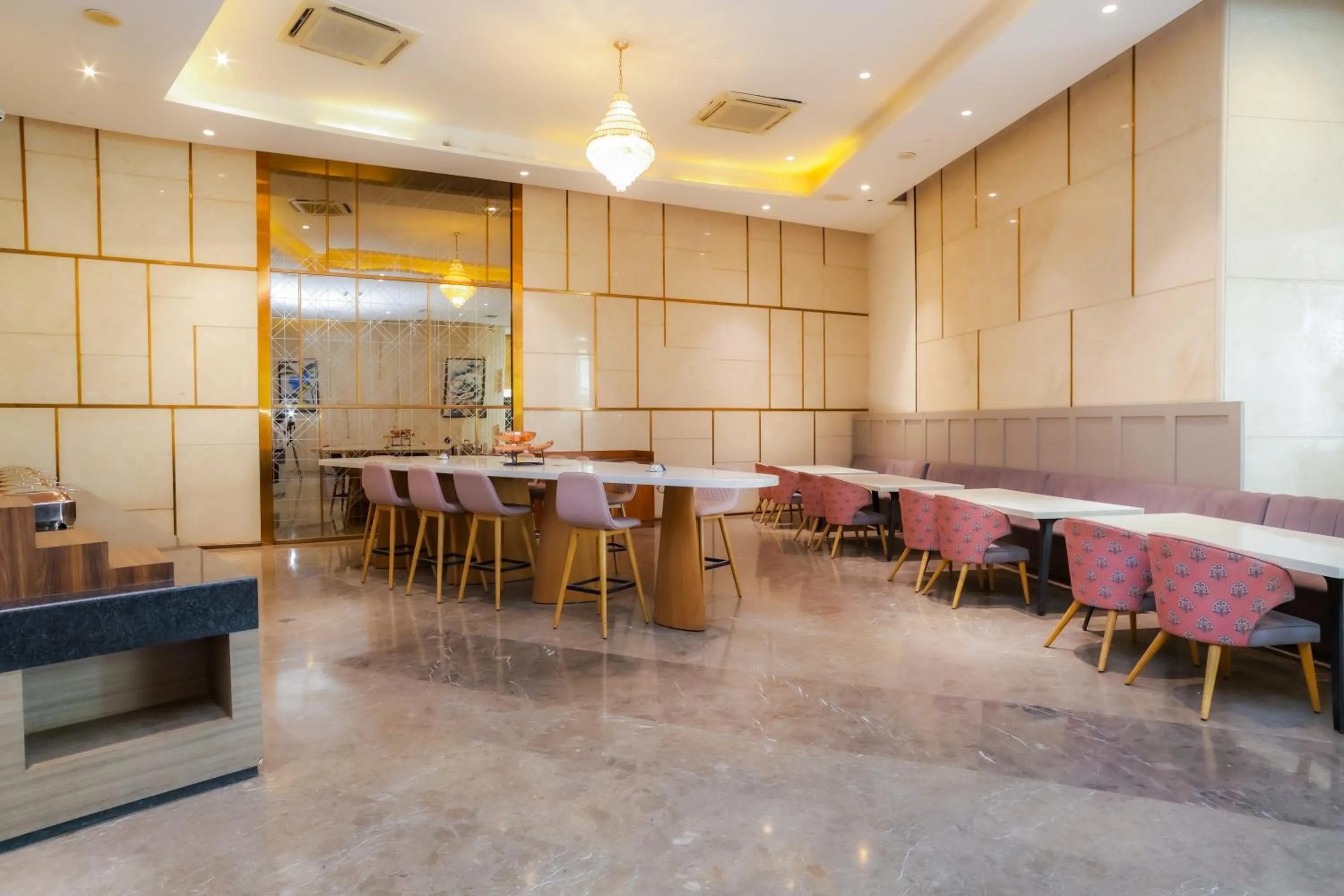 Restaurant/places to eat in Hotel Livbox at Supernova